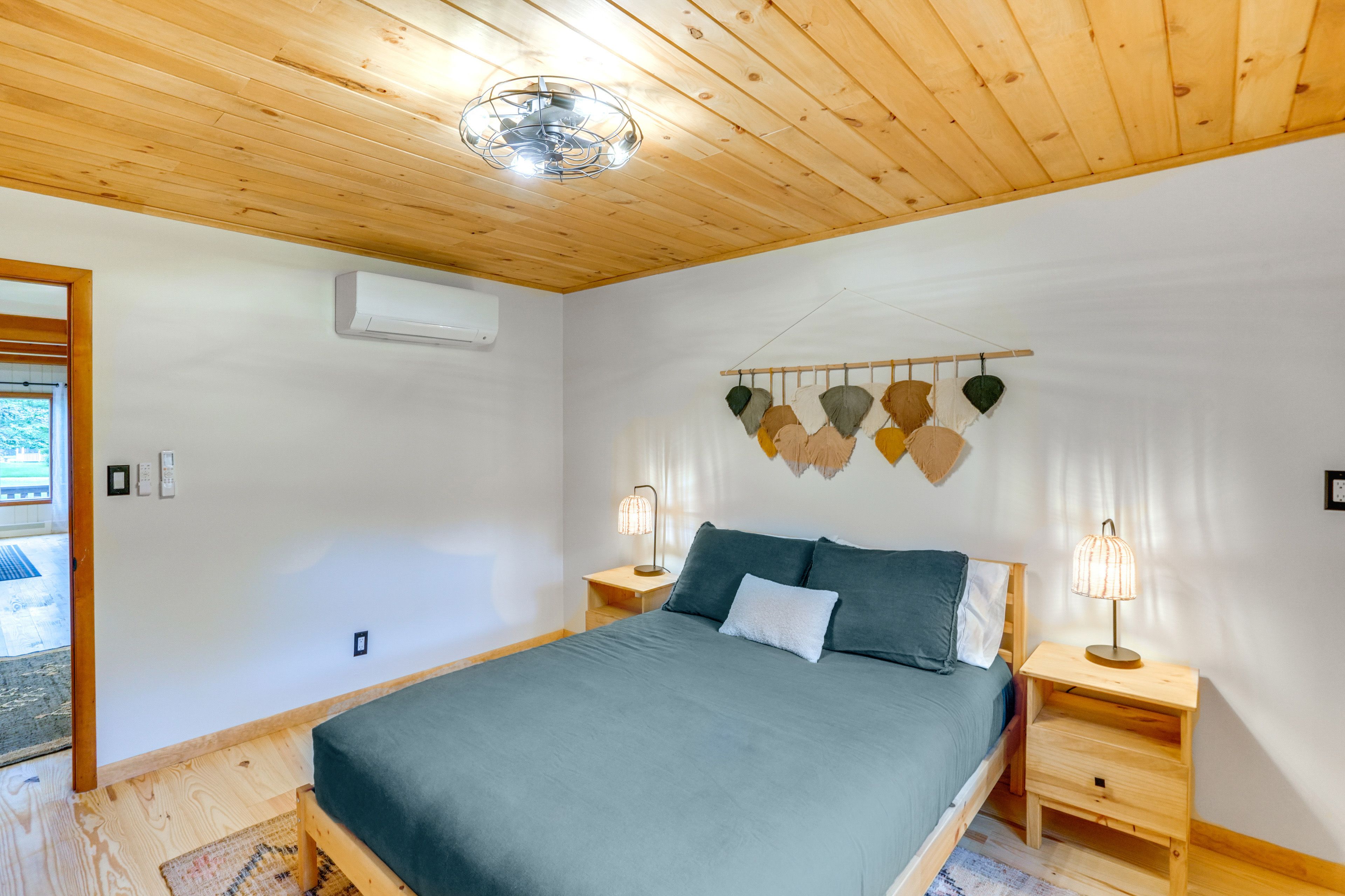Bedroom 1 | 1st Floor | Queen Bed | Linens Provided
