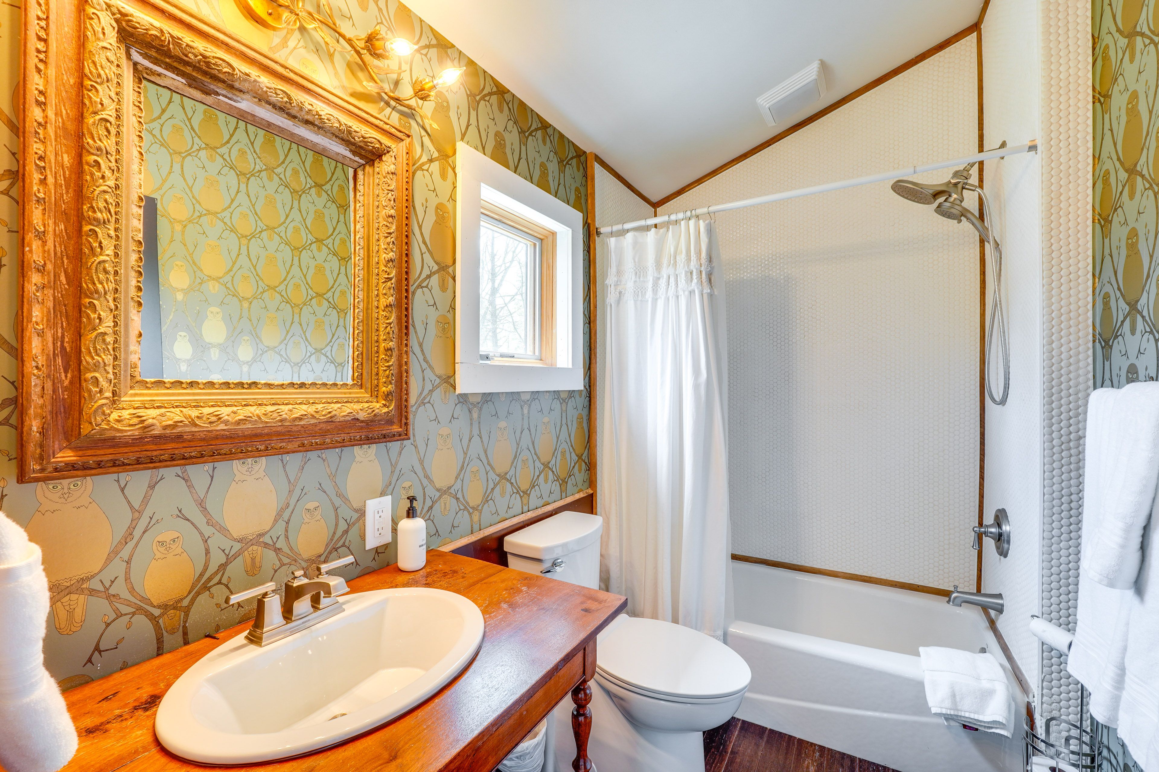 En-Suite Bathroom | 2nd Floor