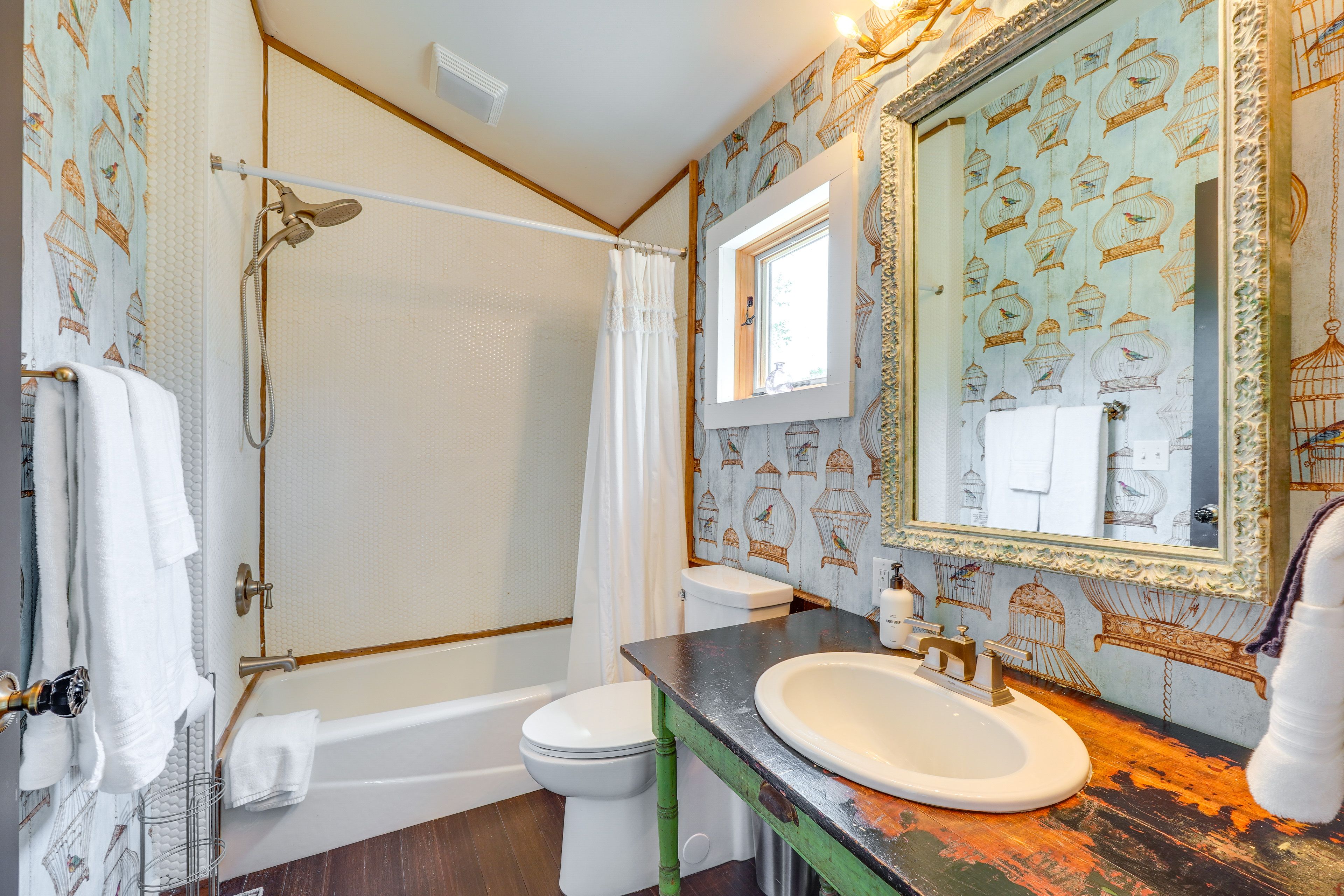 En-Suite Bathroom | 2nd Floor