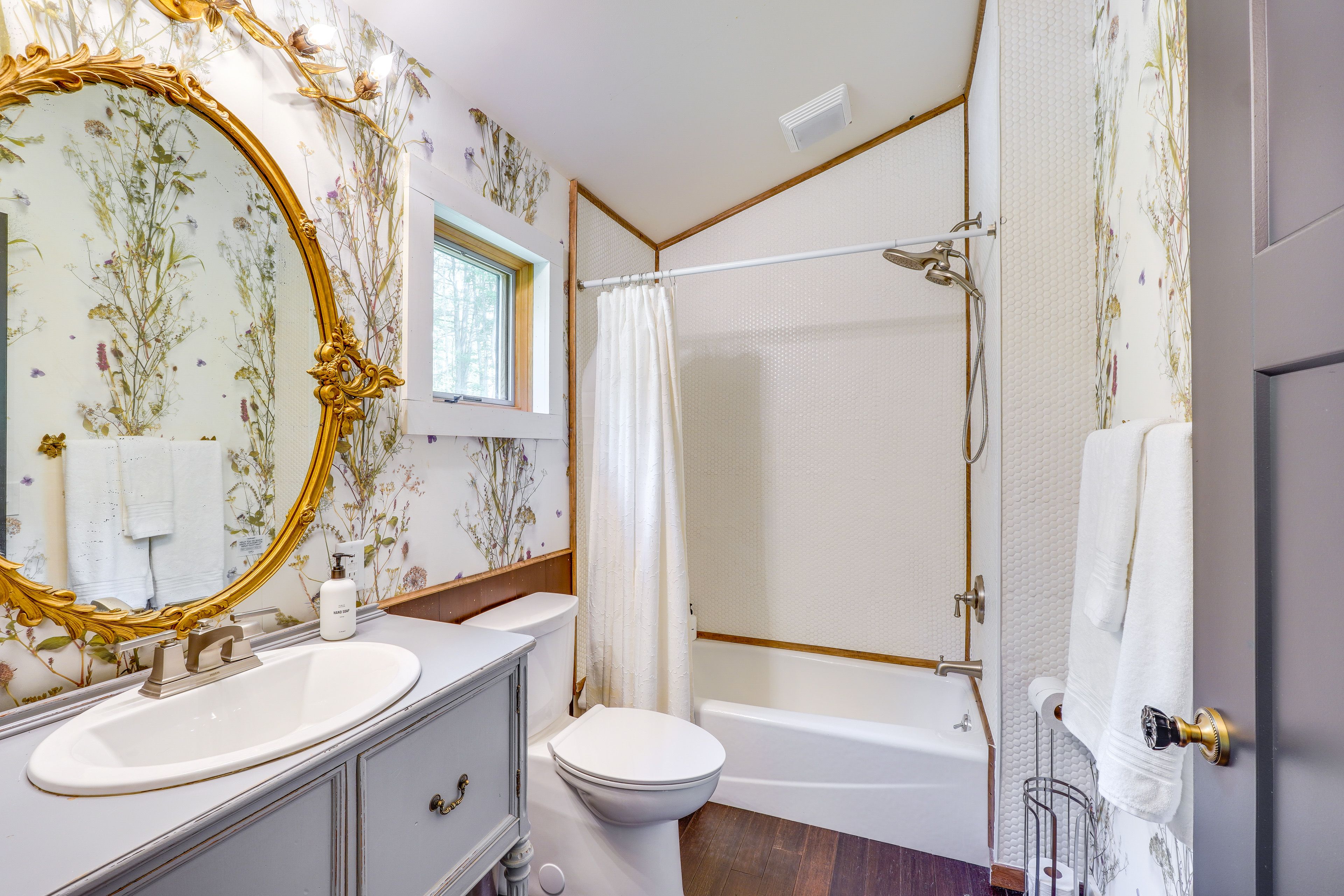 En-Suite Bathroom | 2nd Floor