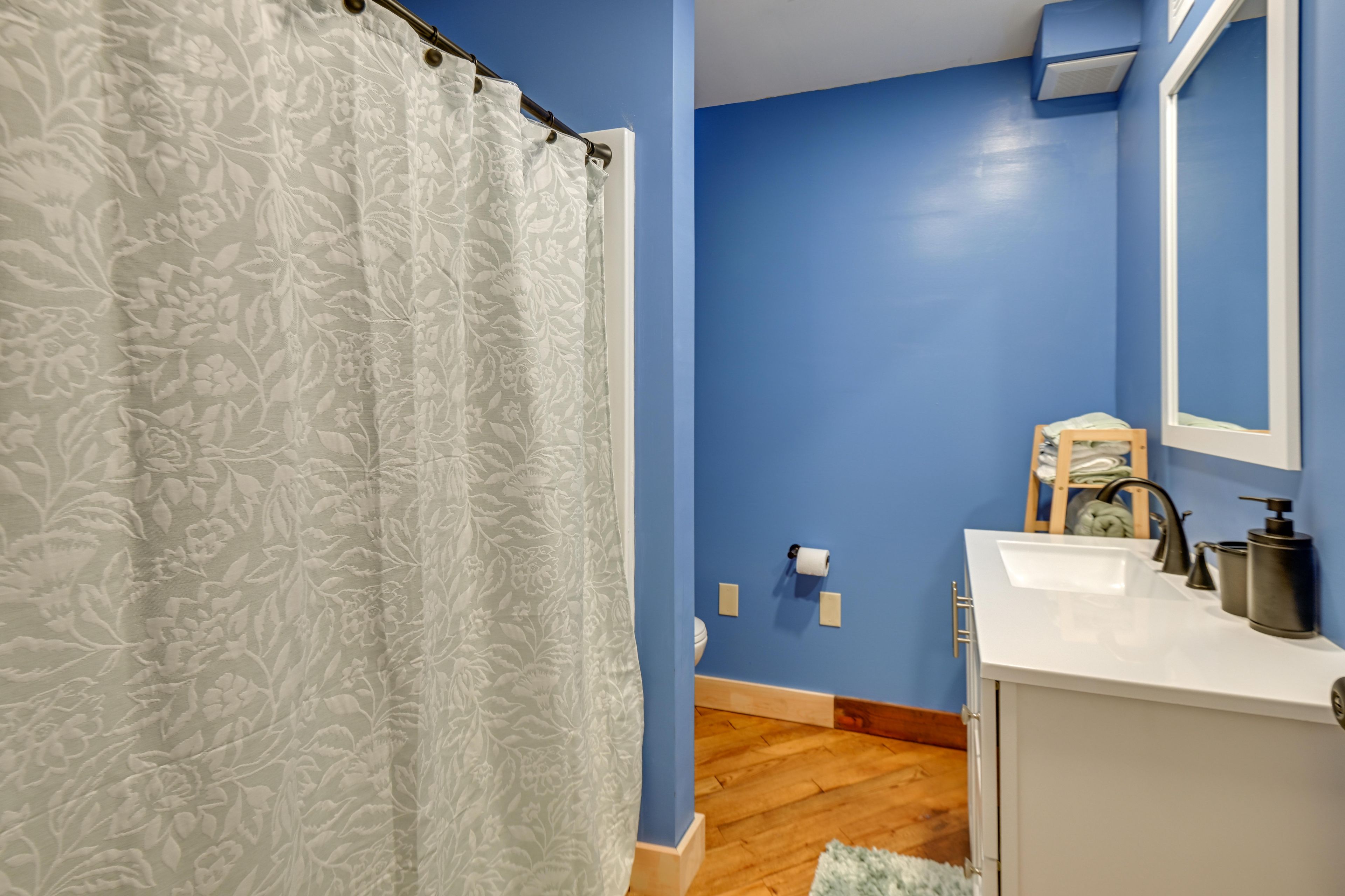 Full Bathroom | Complimentary Toiletries | Towels Provided