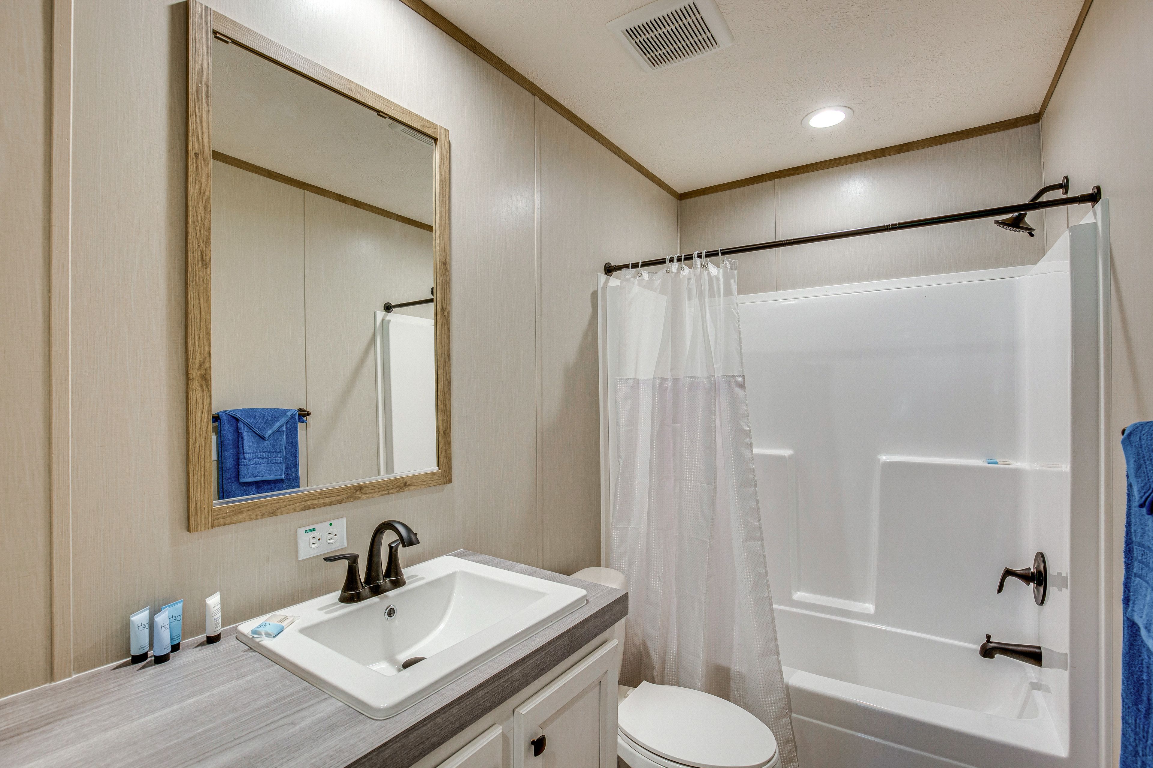Full Bathroom | Towels Provided