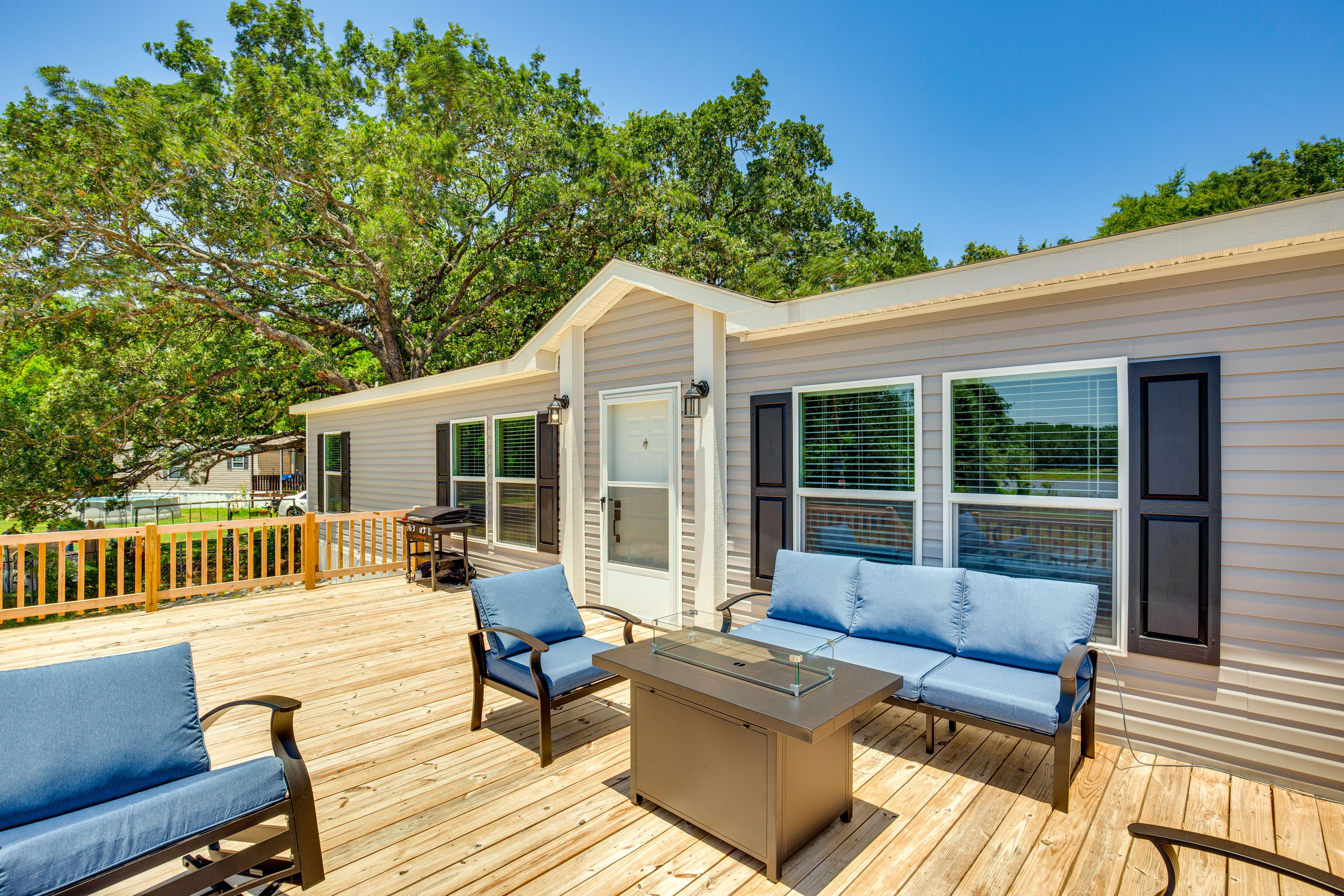 House Exterior | Furnished Deck | Gas Fire Pit | Blackstone Griddle | Umbrella