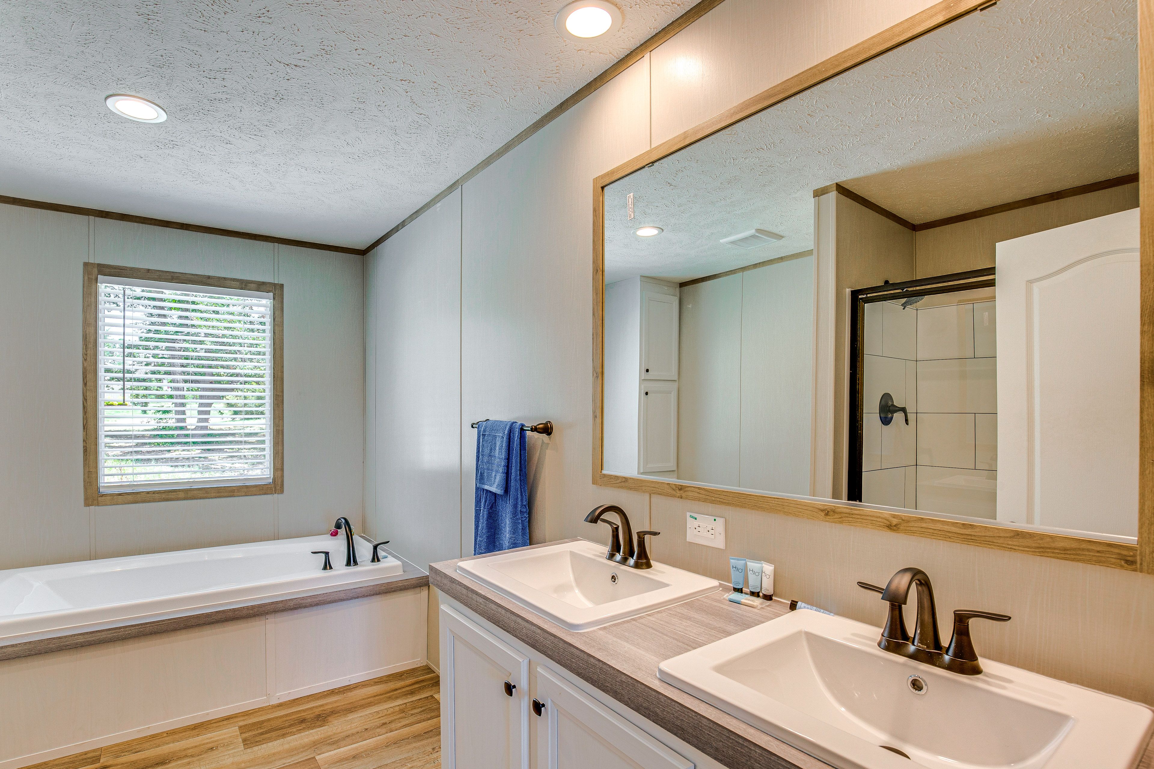 Full Bathroom | Complimentary Toiletries