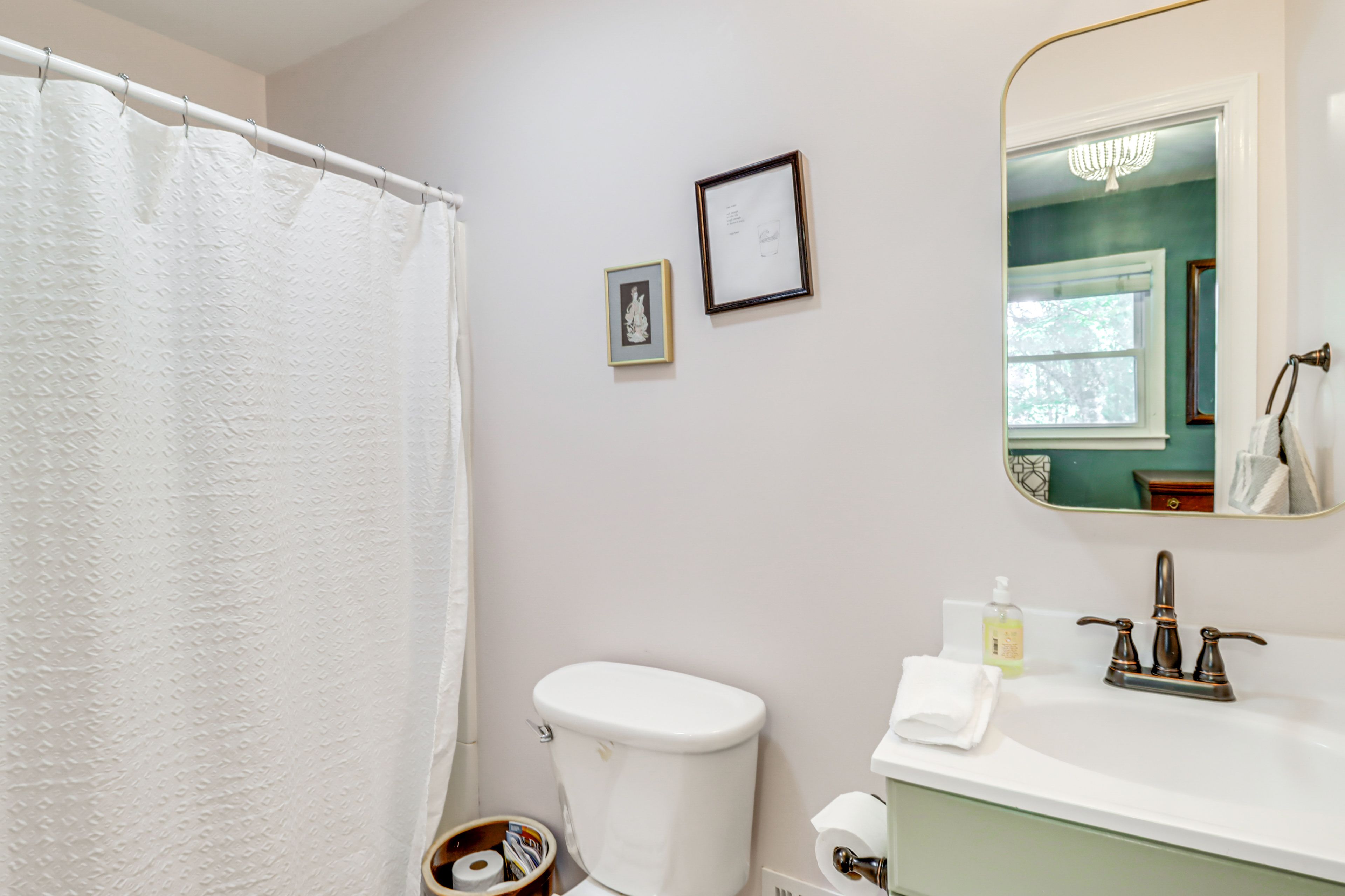 Full Bathroom | Towels Provided | Main Level