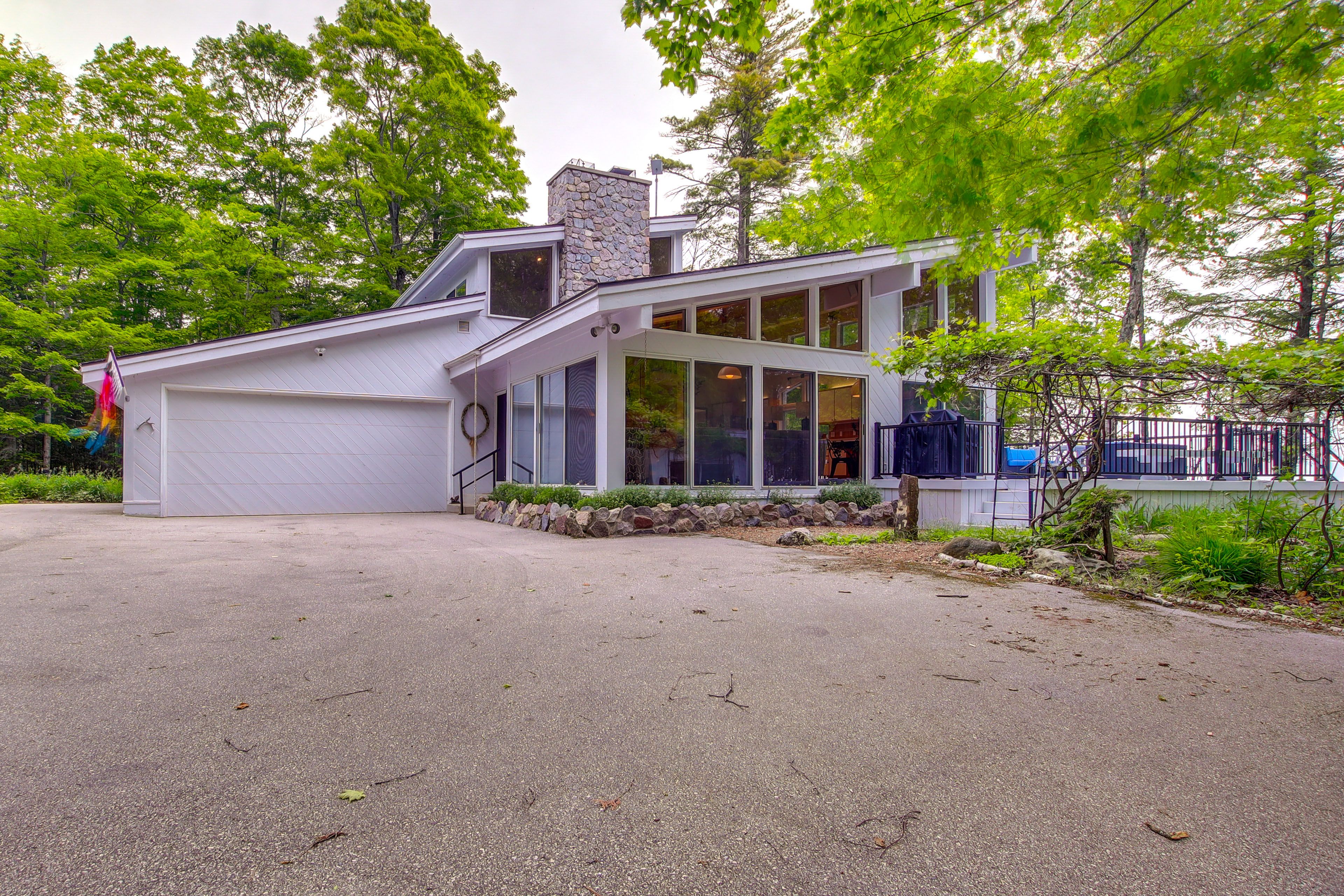 House Exterior | Driveway (4 Vehicles) | Deck | 1 Mi to Cave Point County Park