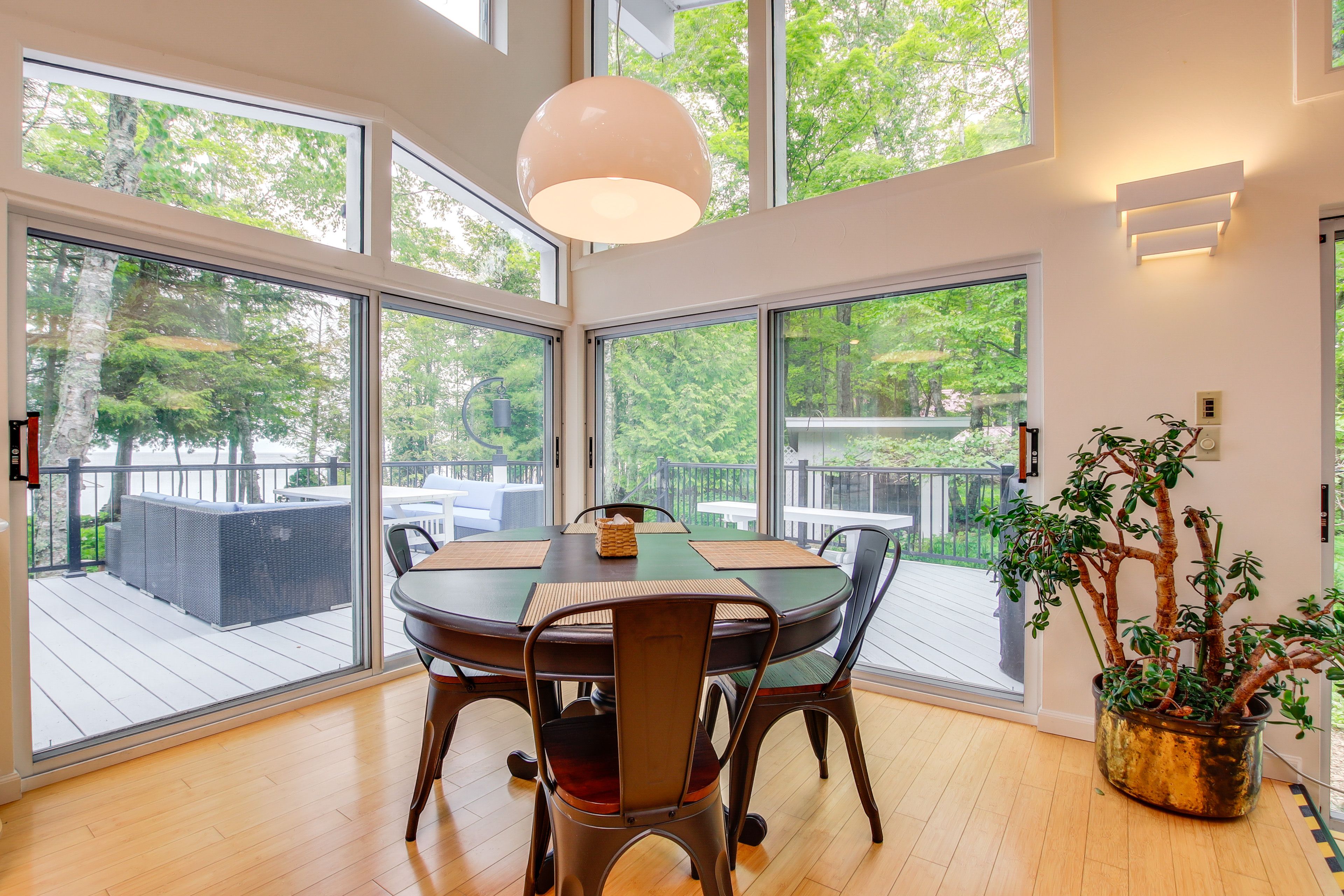 Dining Area | Dishware/Flatware Provided | 1st Floor
