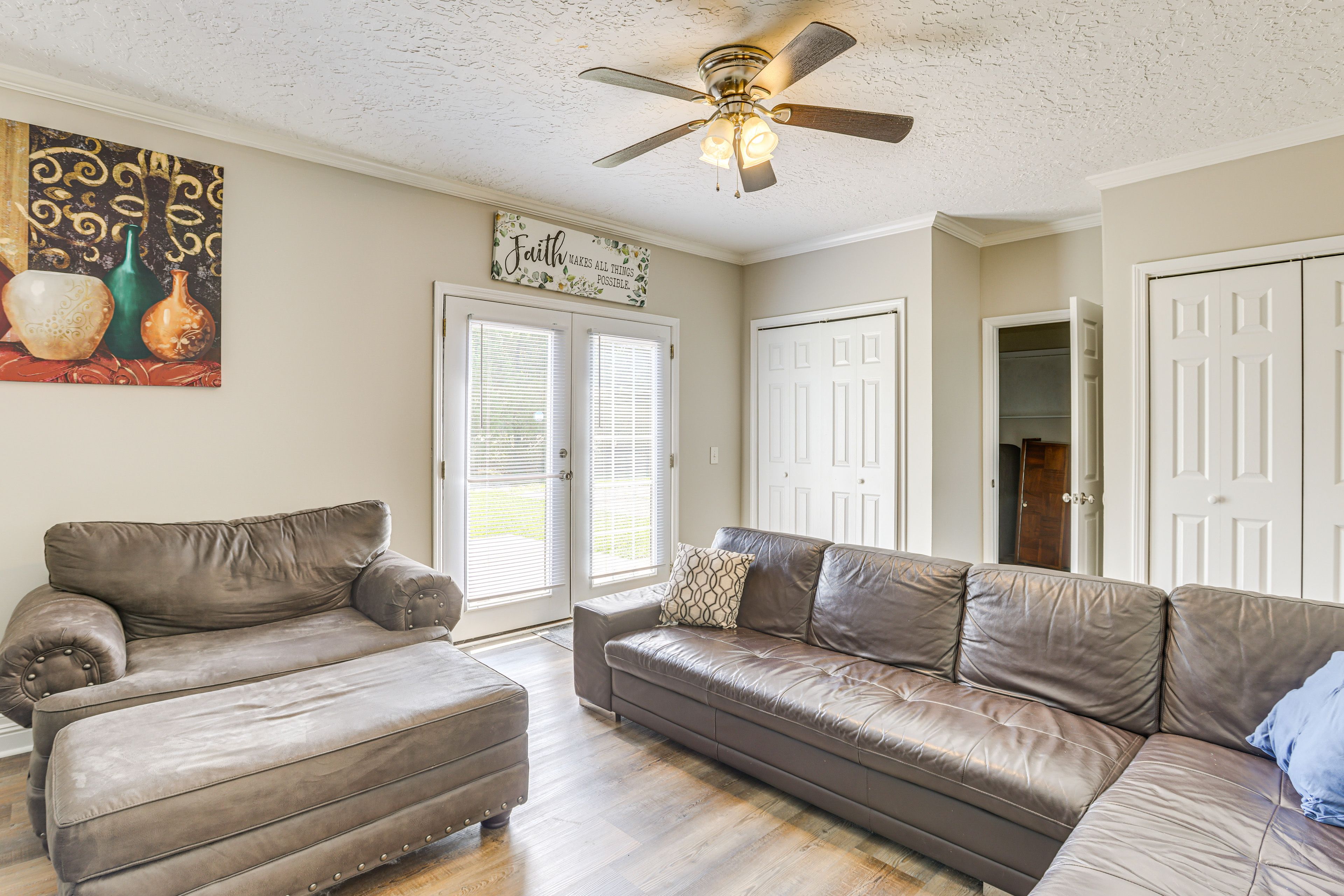 Living Room | Free WiFi | Smart TV | Central A/C
