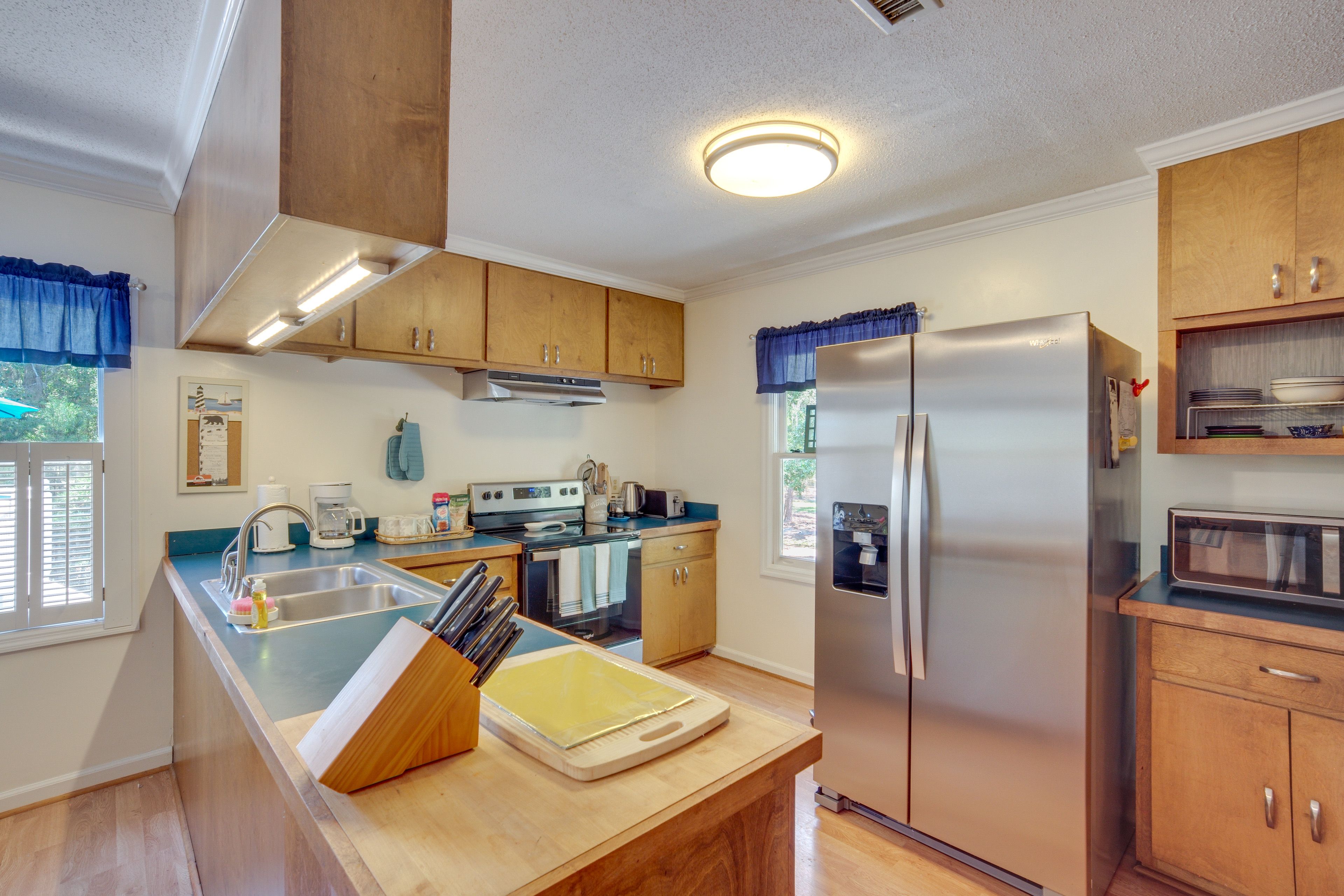 Kitchen | Main Level | Drip & Pod Coffee Maker