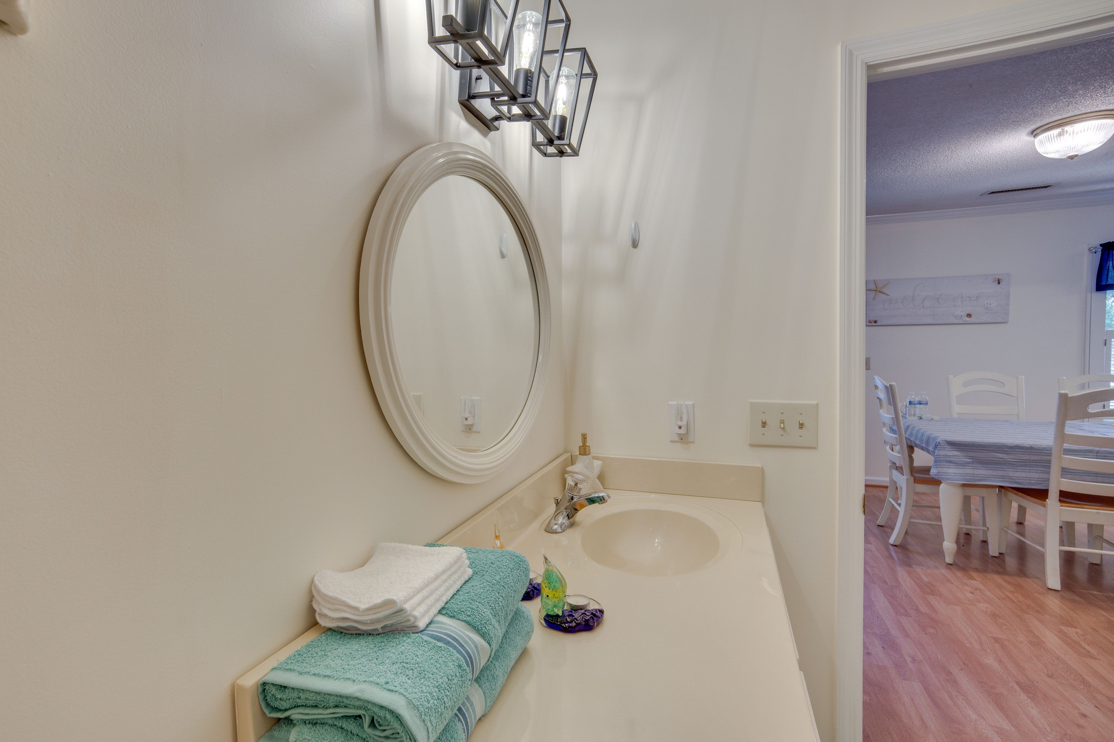 Full Bathroom | Towels Provided | Main Level