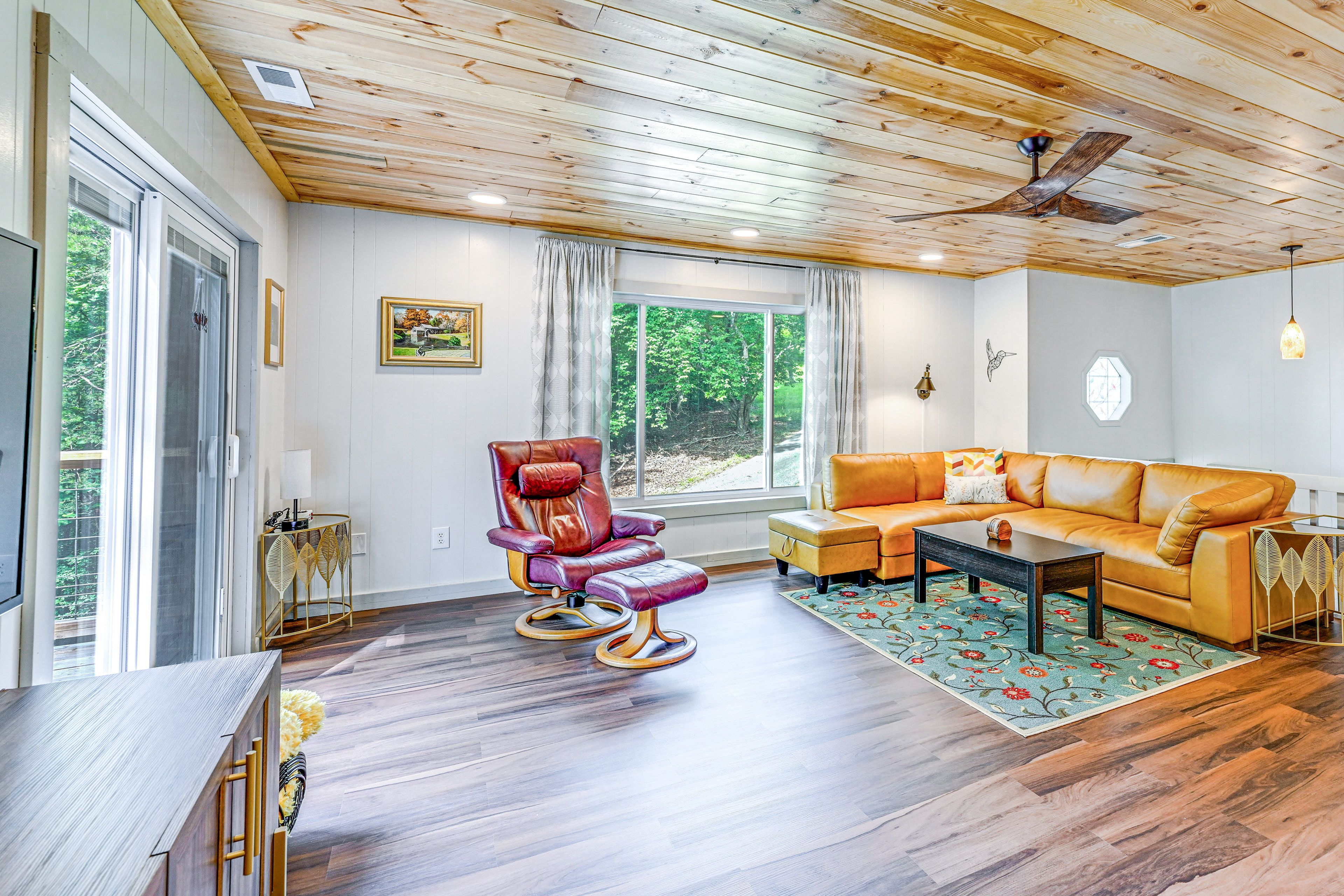 Living Room | Free WiFi | Central A/C & Heat | Smart TV