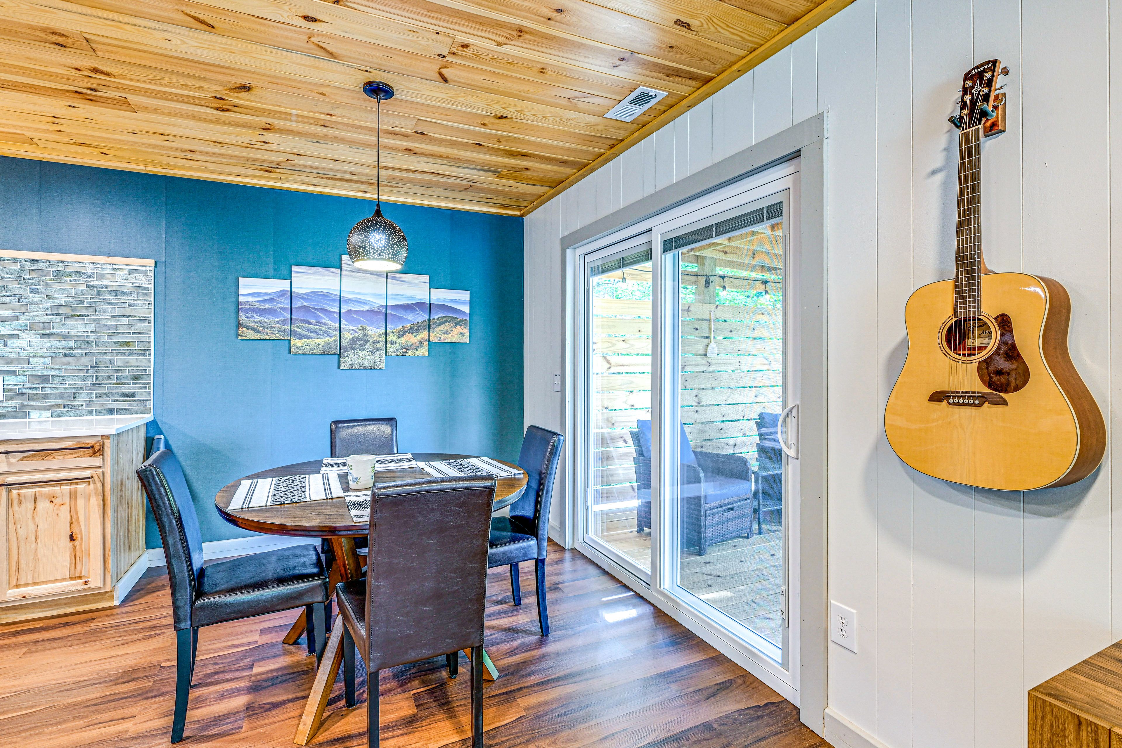 Dining Area | Dishes & Flatware Provided