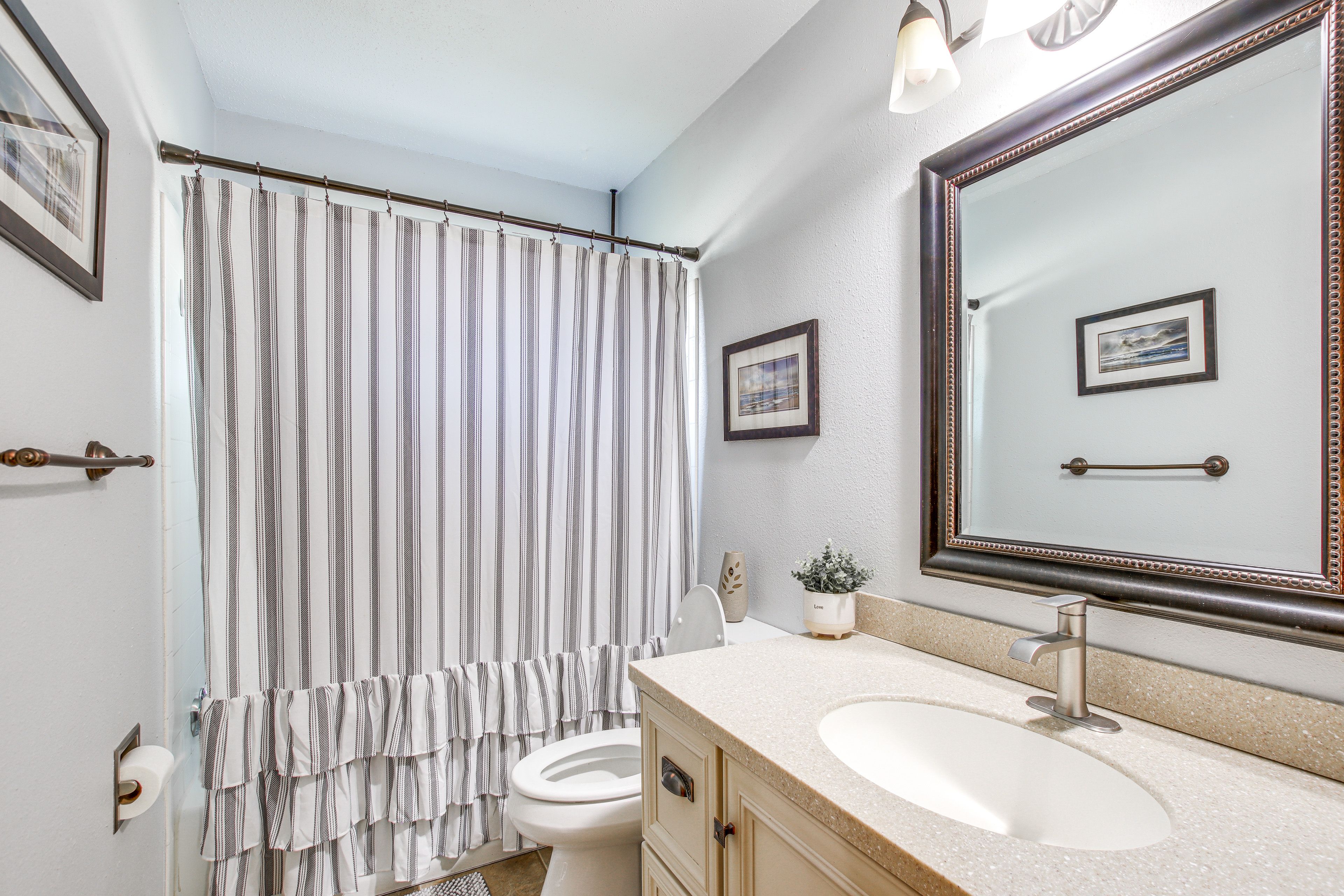 Full Bathroom | Main Level | Complimentary Toiletries