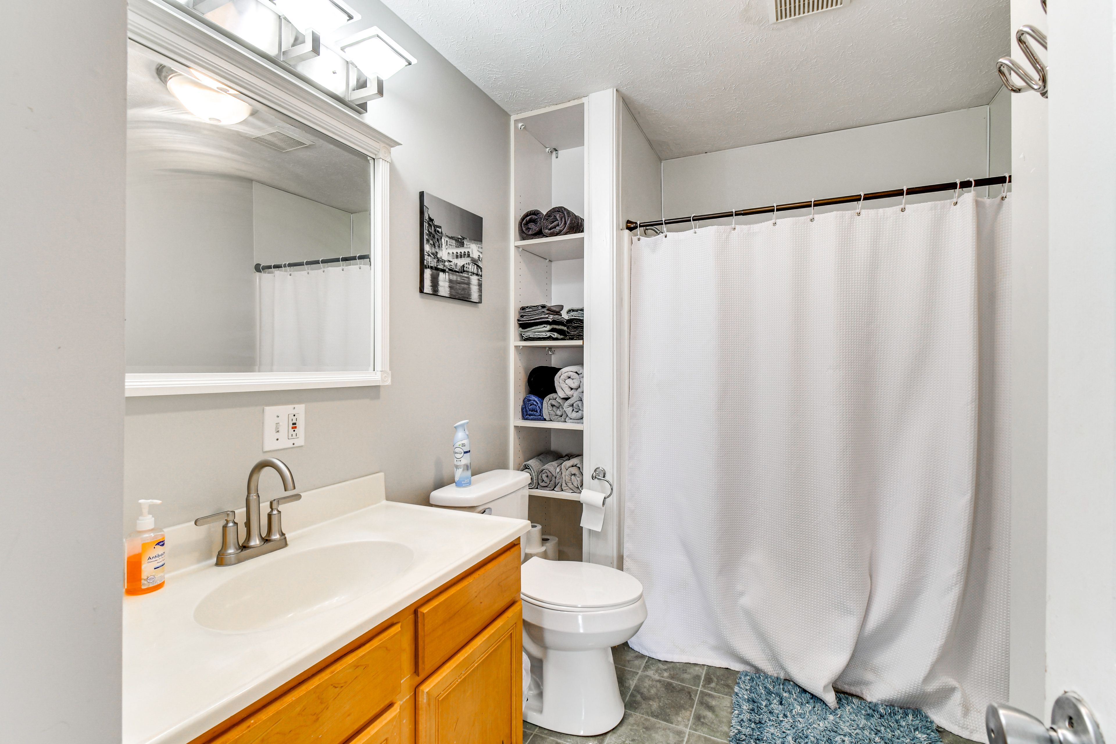 Full Bathroom | Towels Provided | Complimentary Toiletries