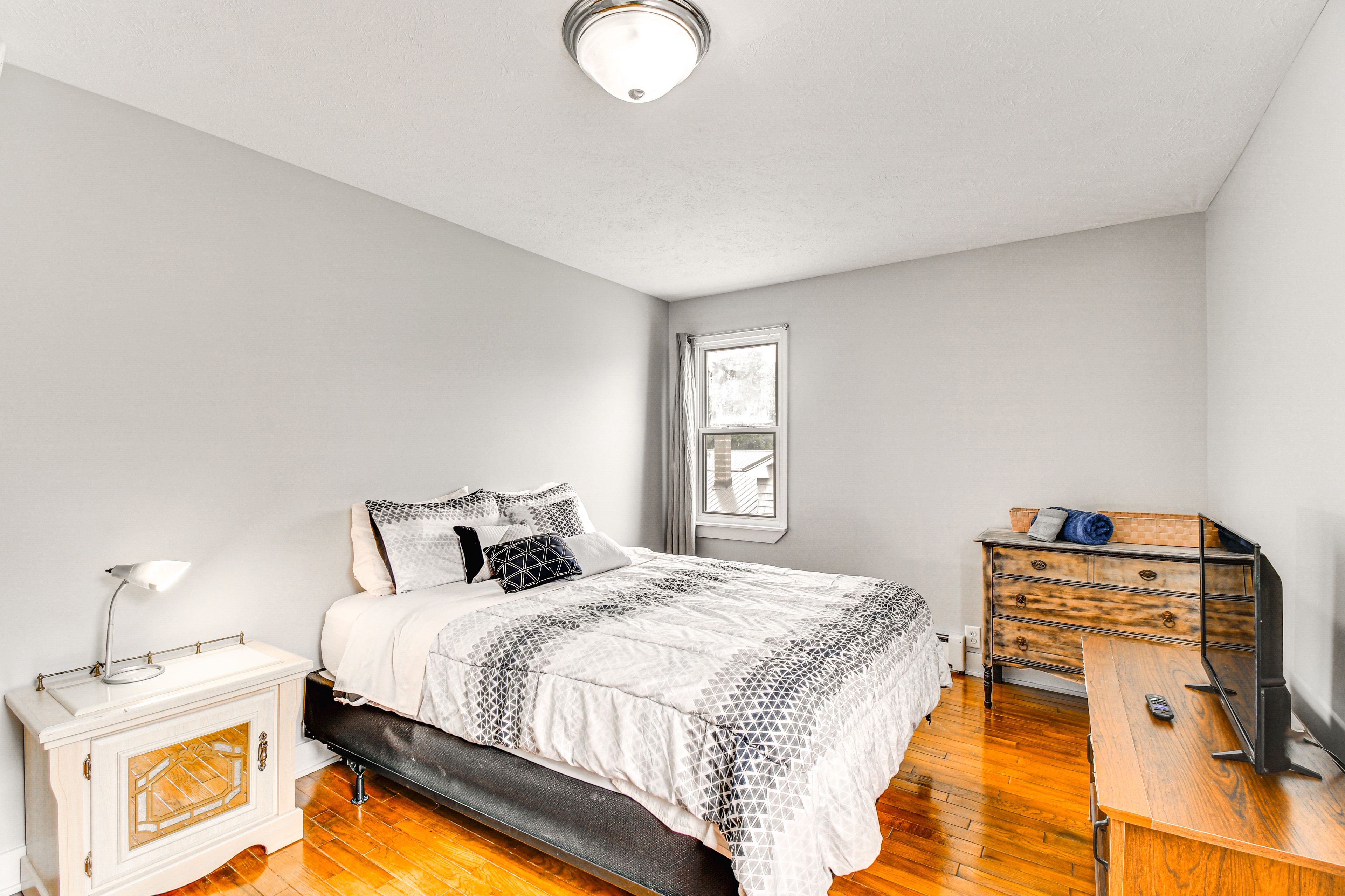 Bedroom 2 | Queen Bed