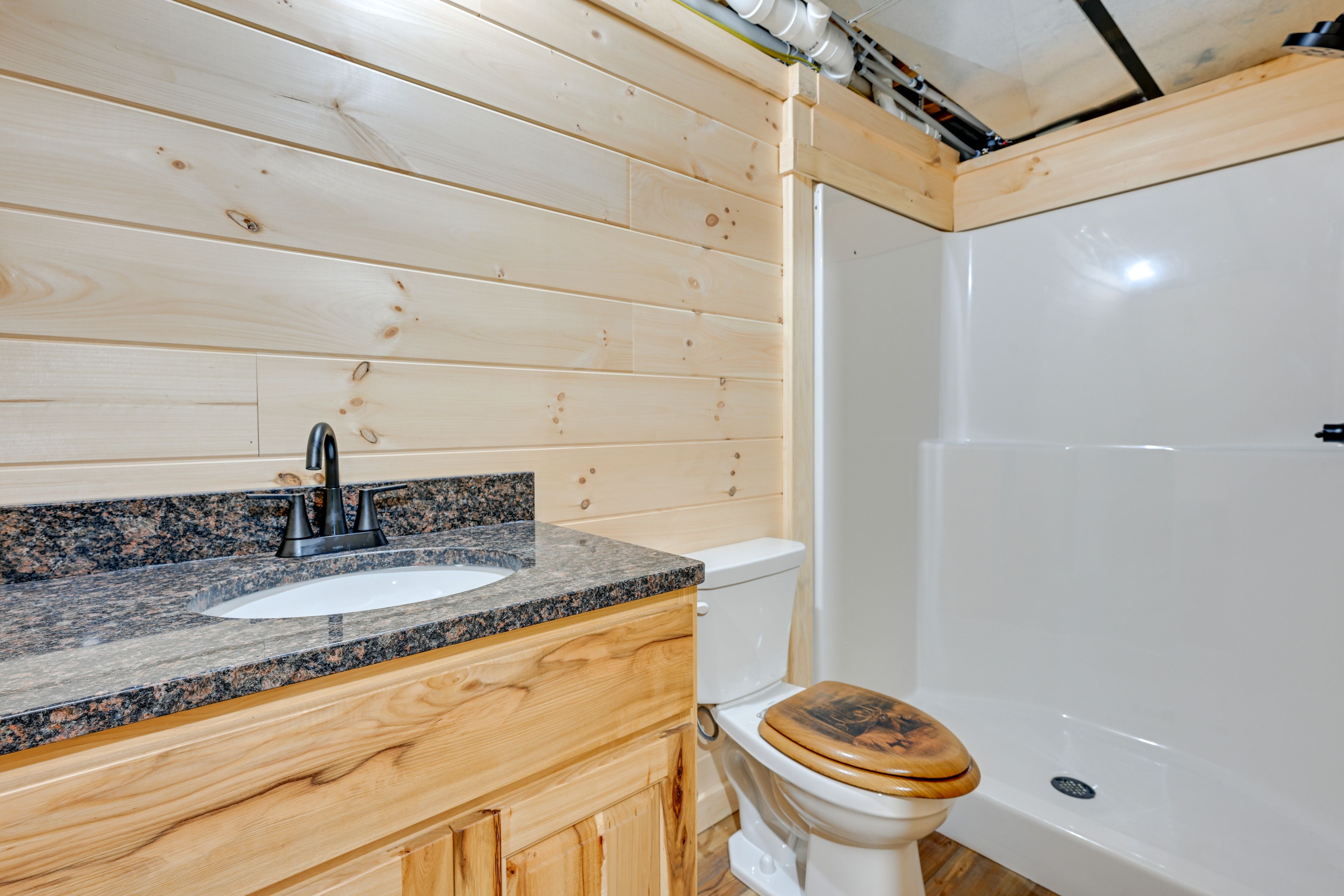 Full Bathroom | 1st Floor | Towels Provided