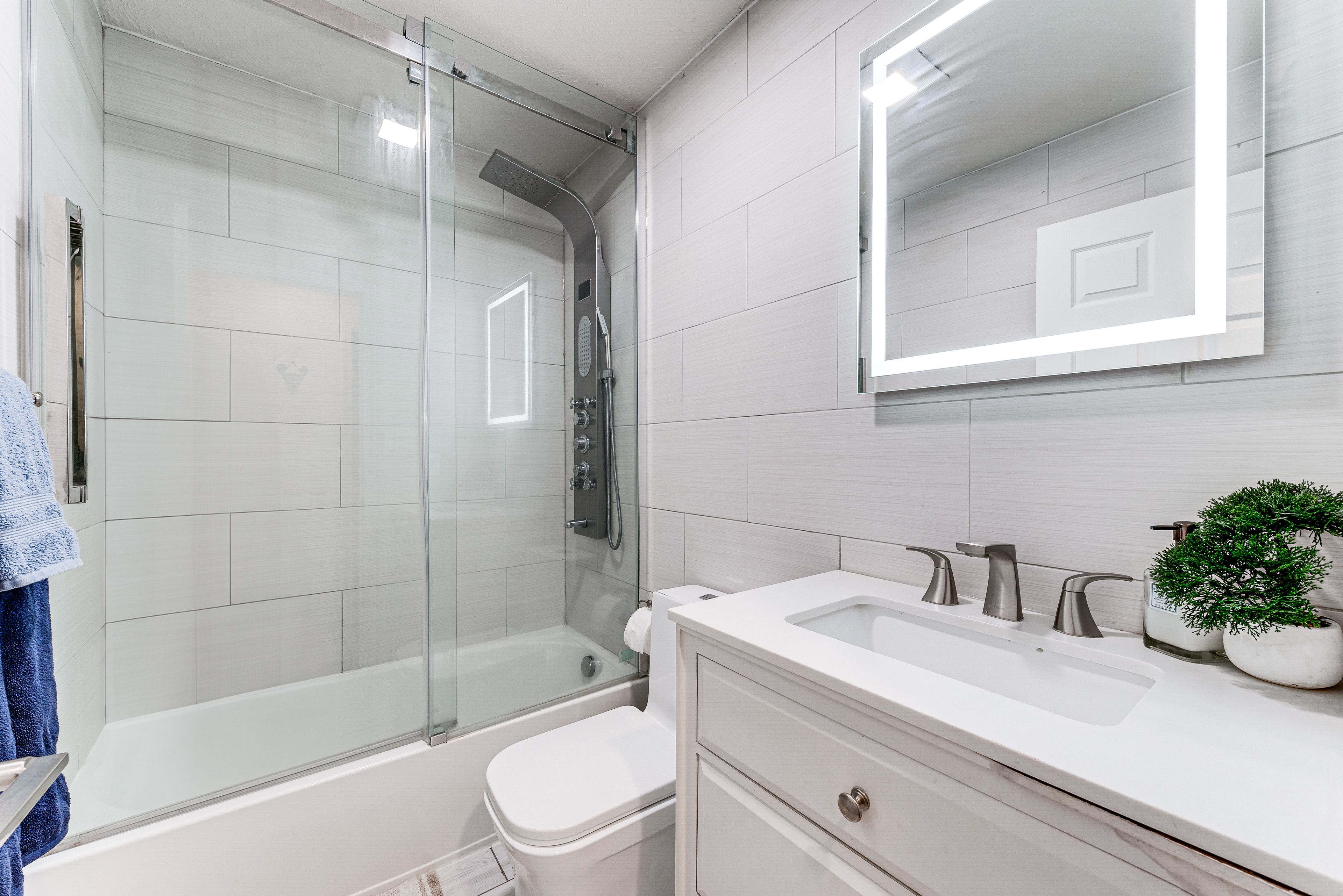 Full Bathroom | 1st Floor