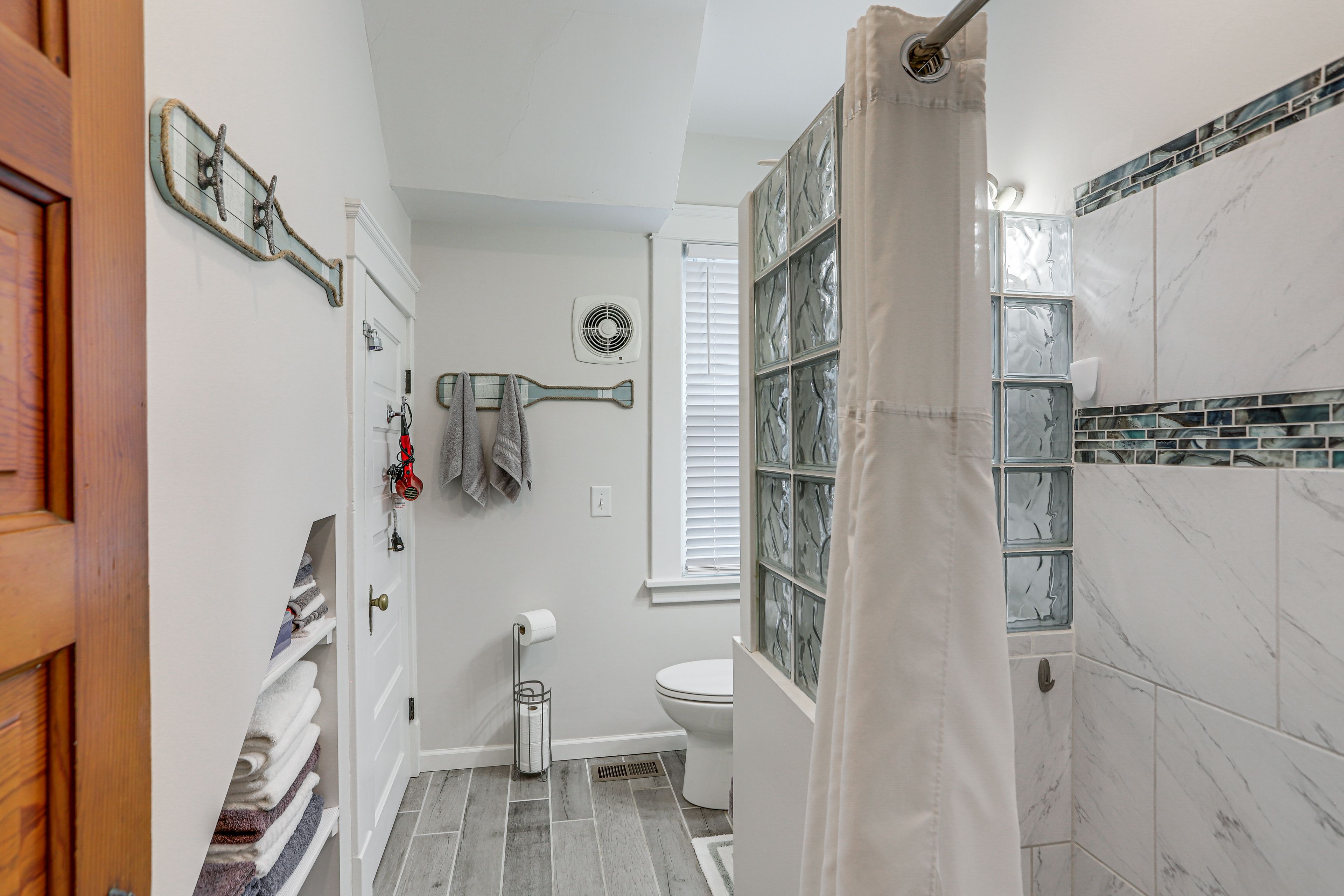 Full Bathroom | 1st Floor | Towels Provided