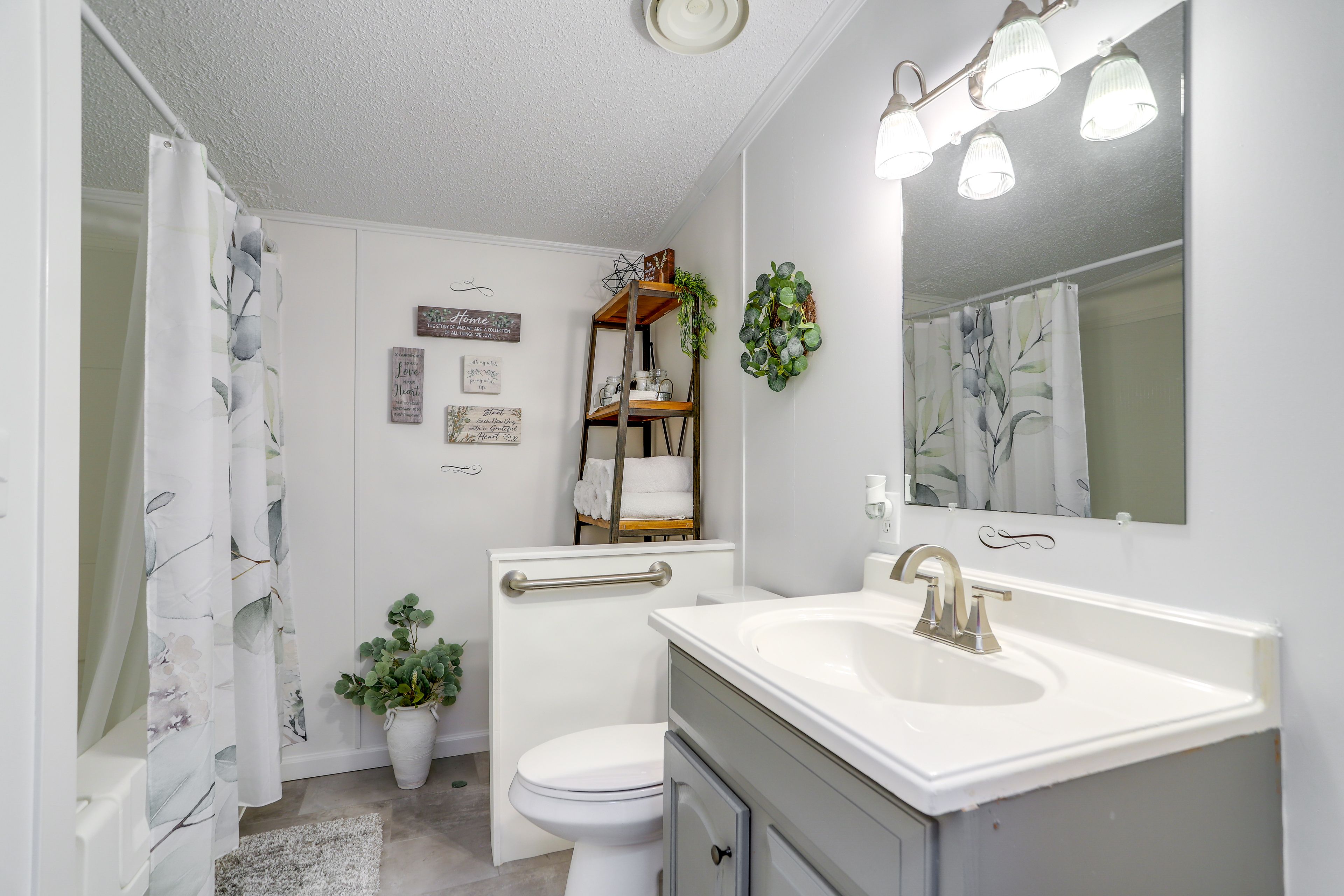 Full Bath | Complimentary Toiletries