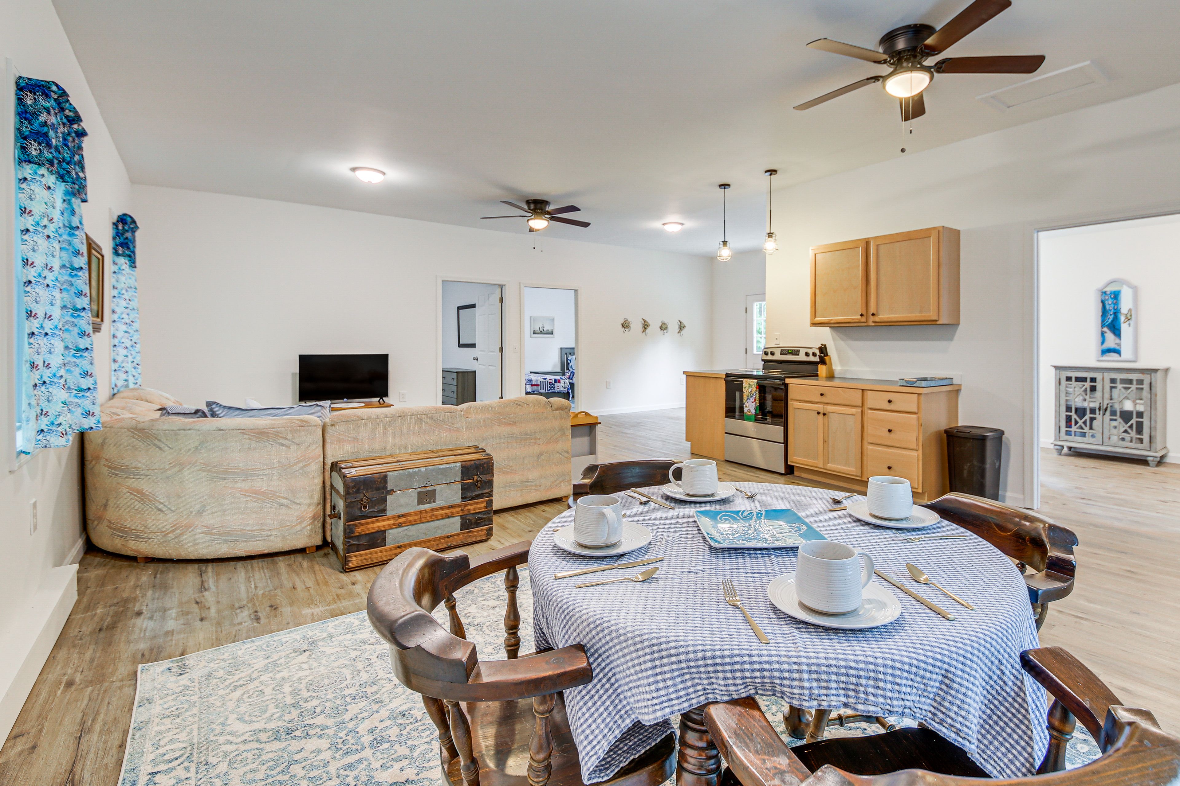 Dining Area | Dishware/Flatware
