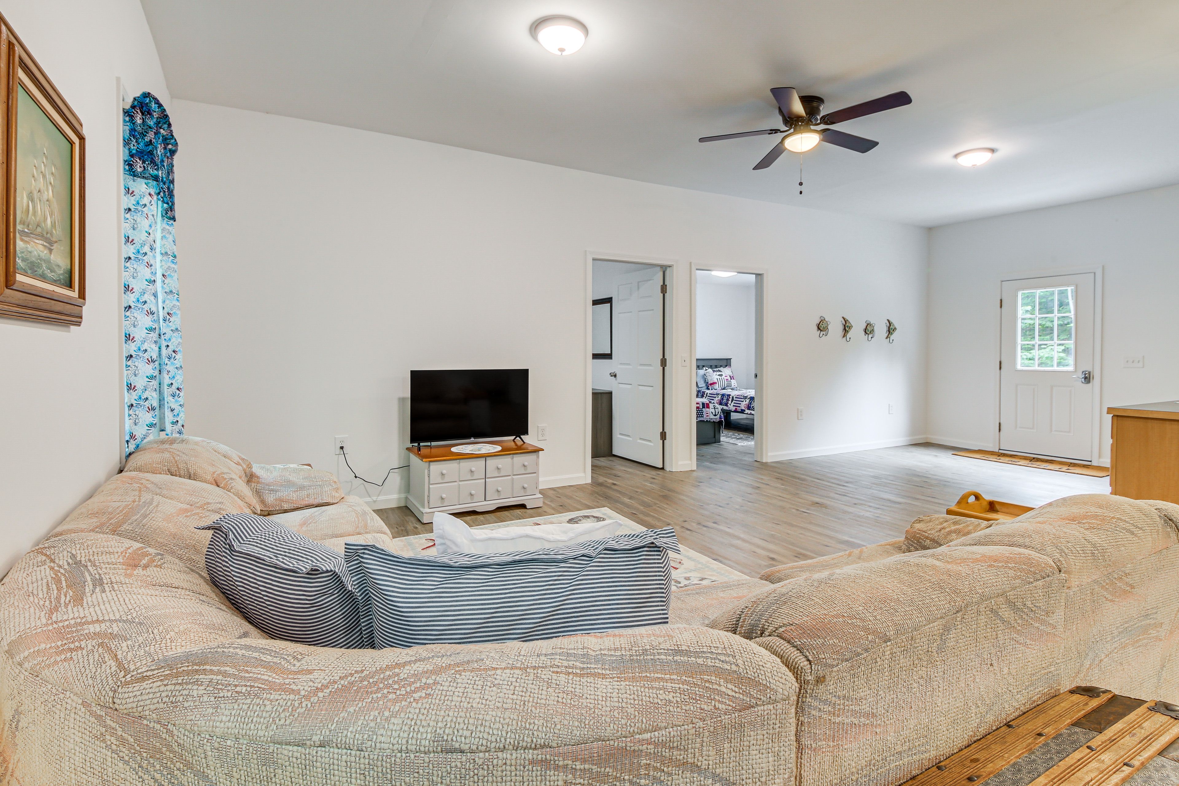 Living Room | Smart TV | Central Heating & A/C | Ceiling Fans | Free WiFi