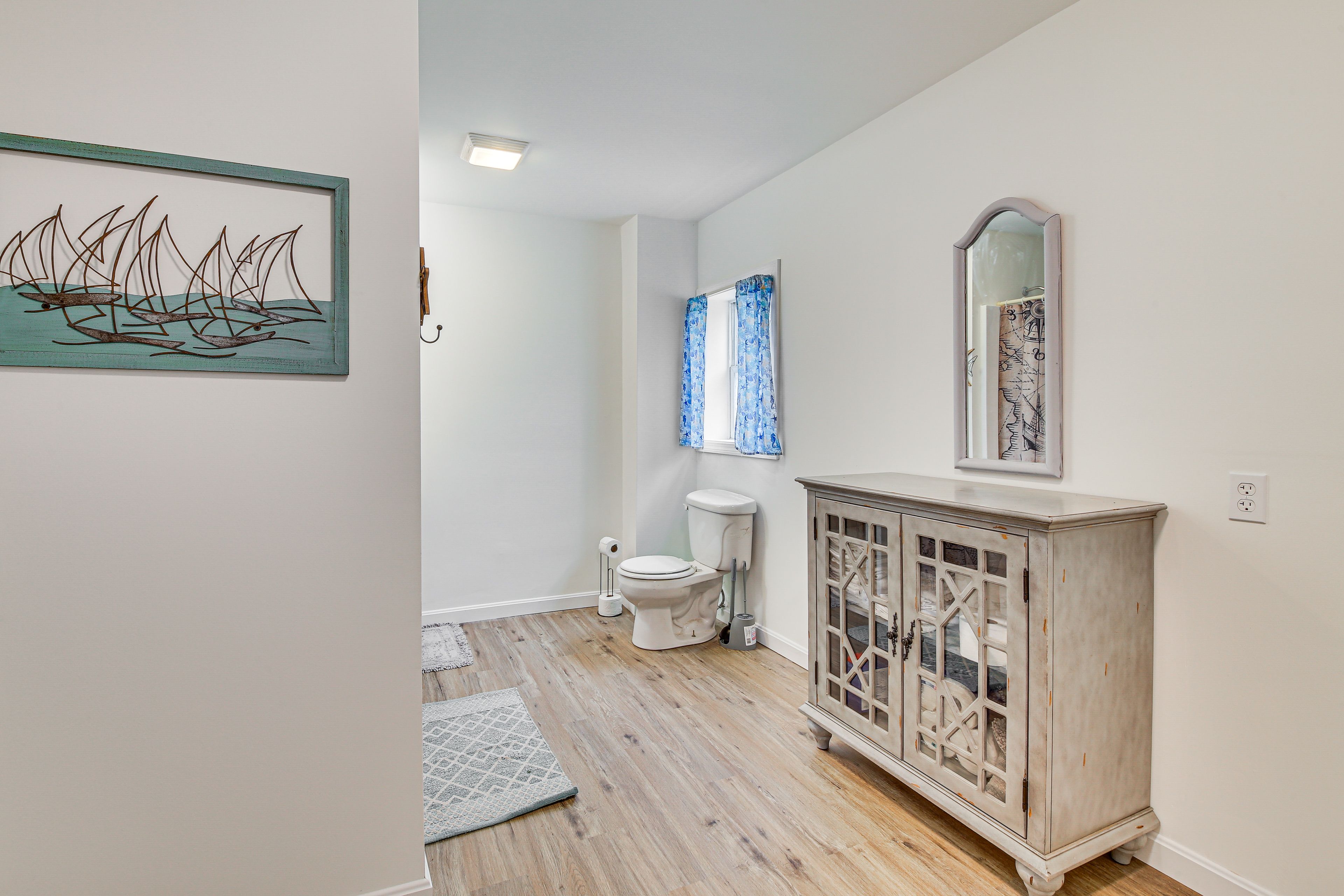 Full Bathroom | Walk-In Shower | Towels Provided