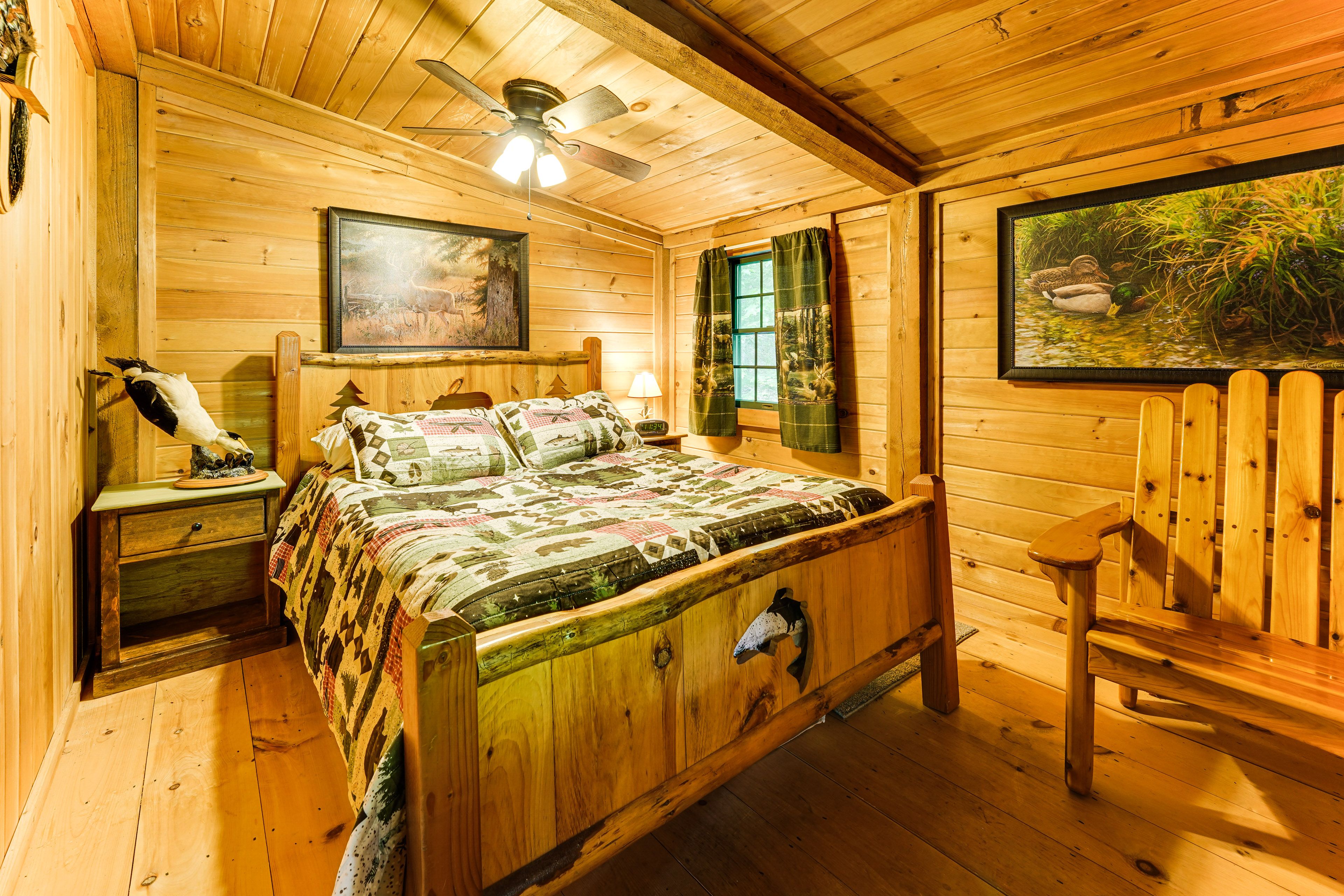 Bedroom | Queen Bed | Linens Provided