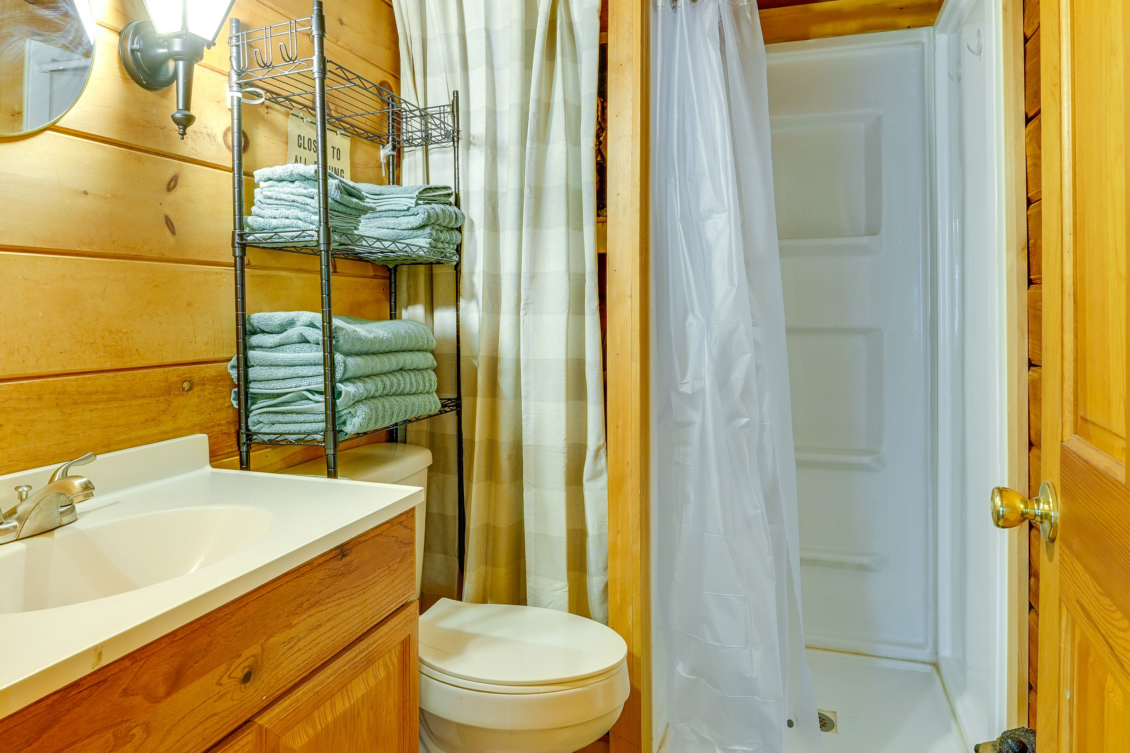 Full Bathroom | Towels Provided