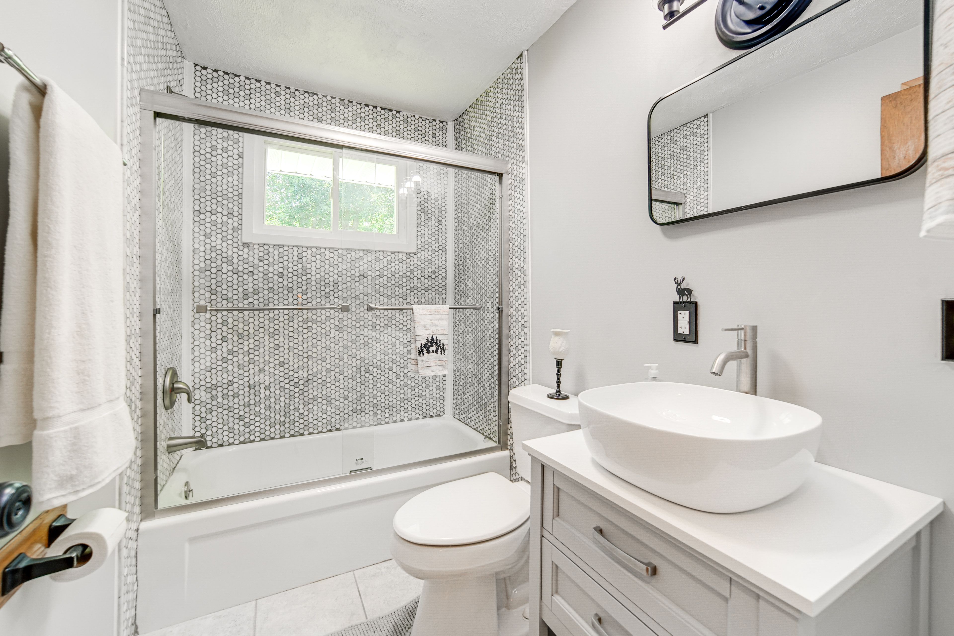 Full Bathroom | Complimentary Toiletries | Main Level