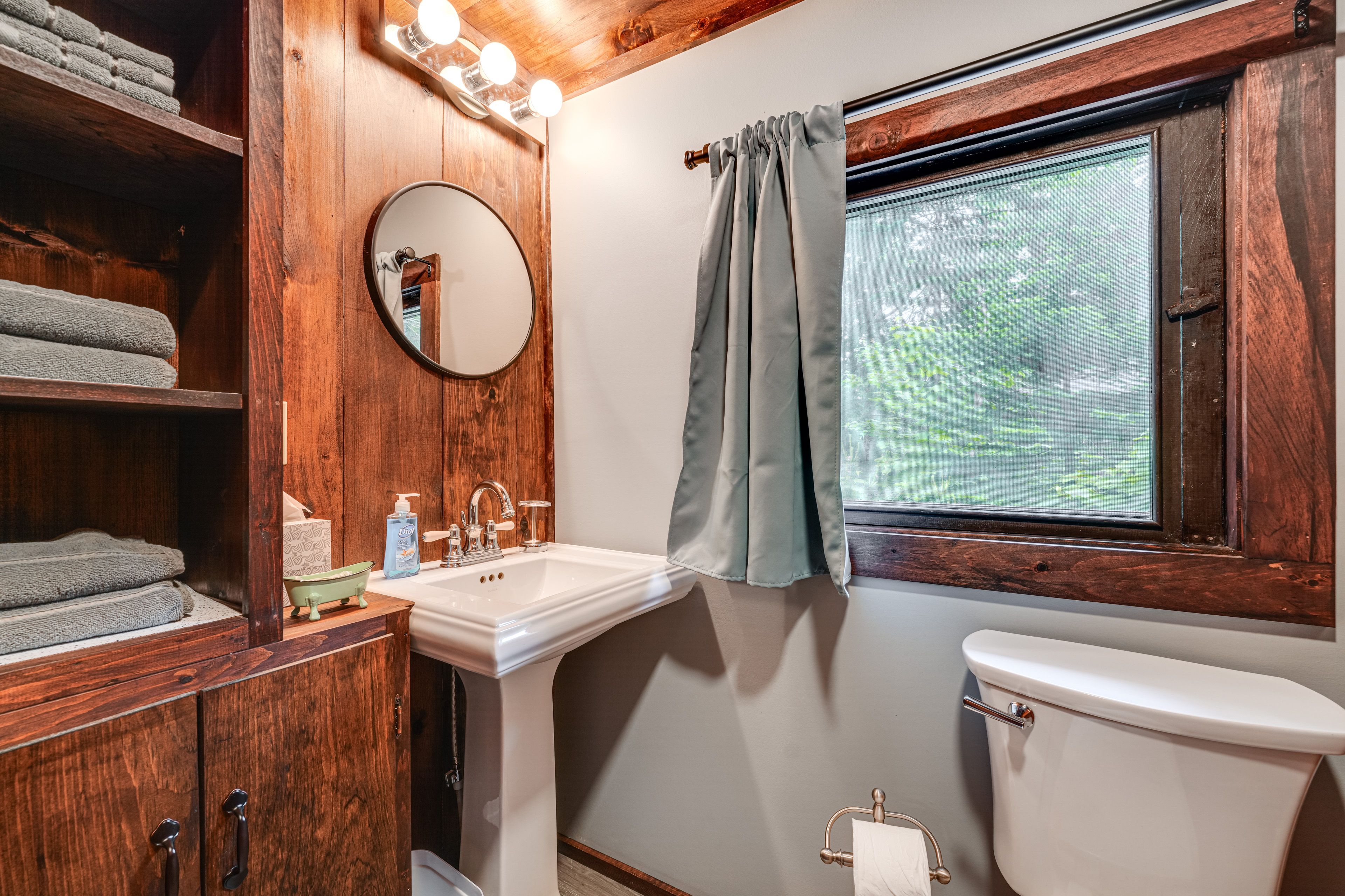 Full Bathroom | Towels Provided