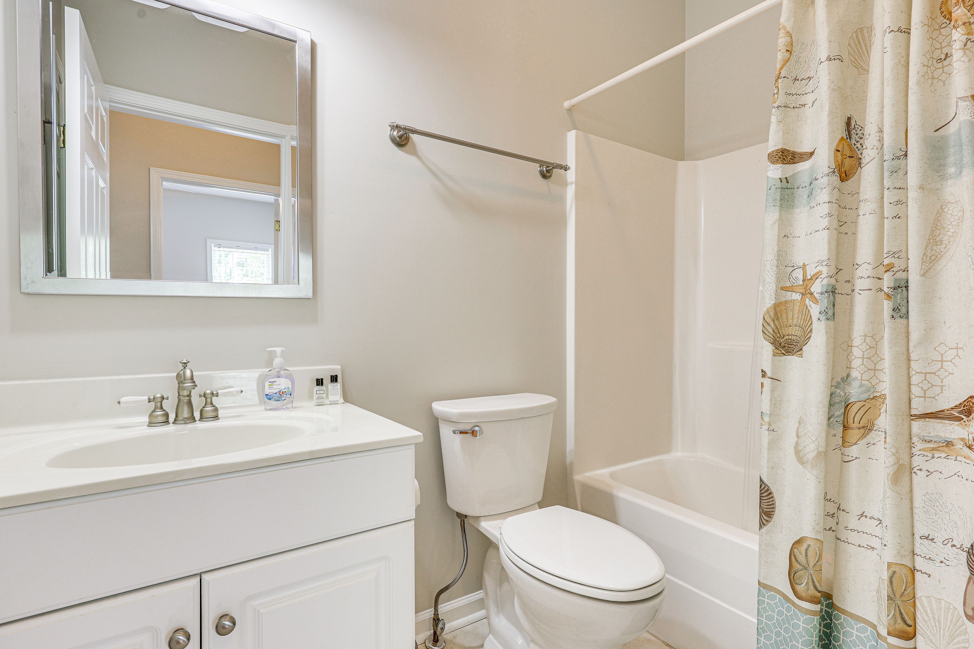 Full Bathroom | Complimentary Toiletries