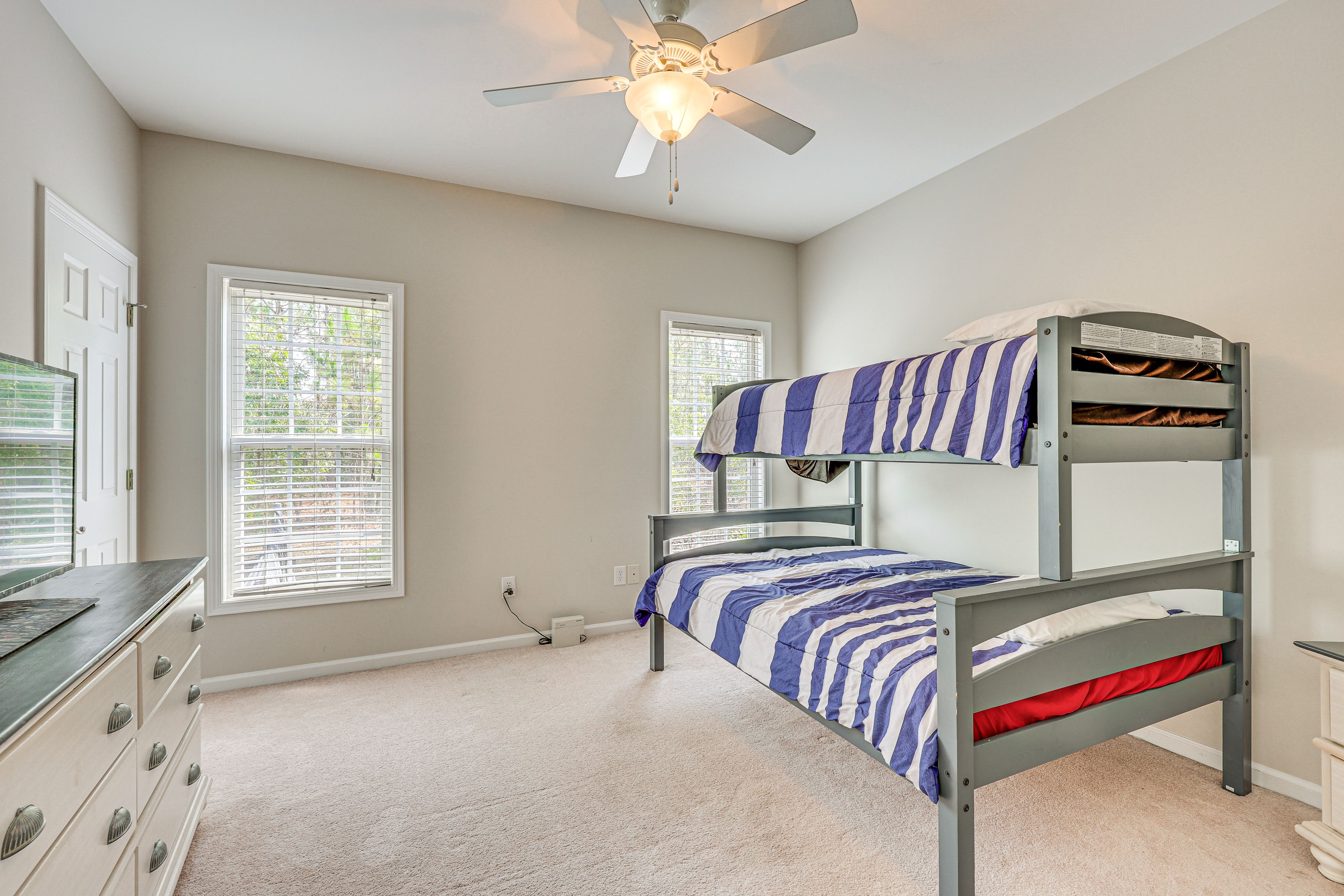 Bedroom 2 | Twin/Full Bunk Bed