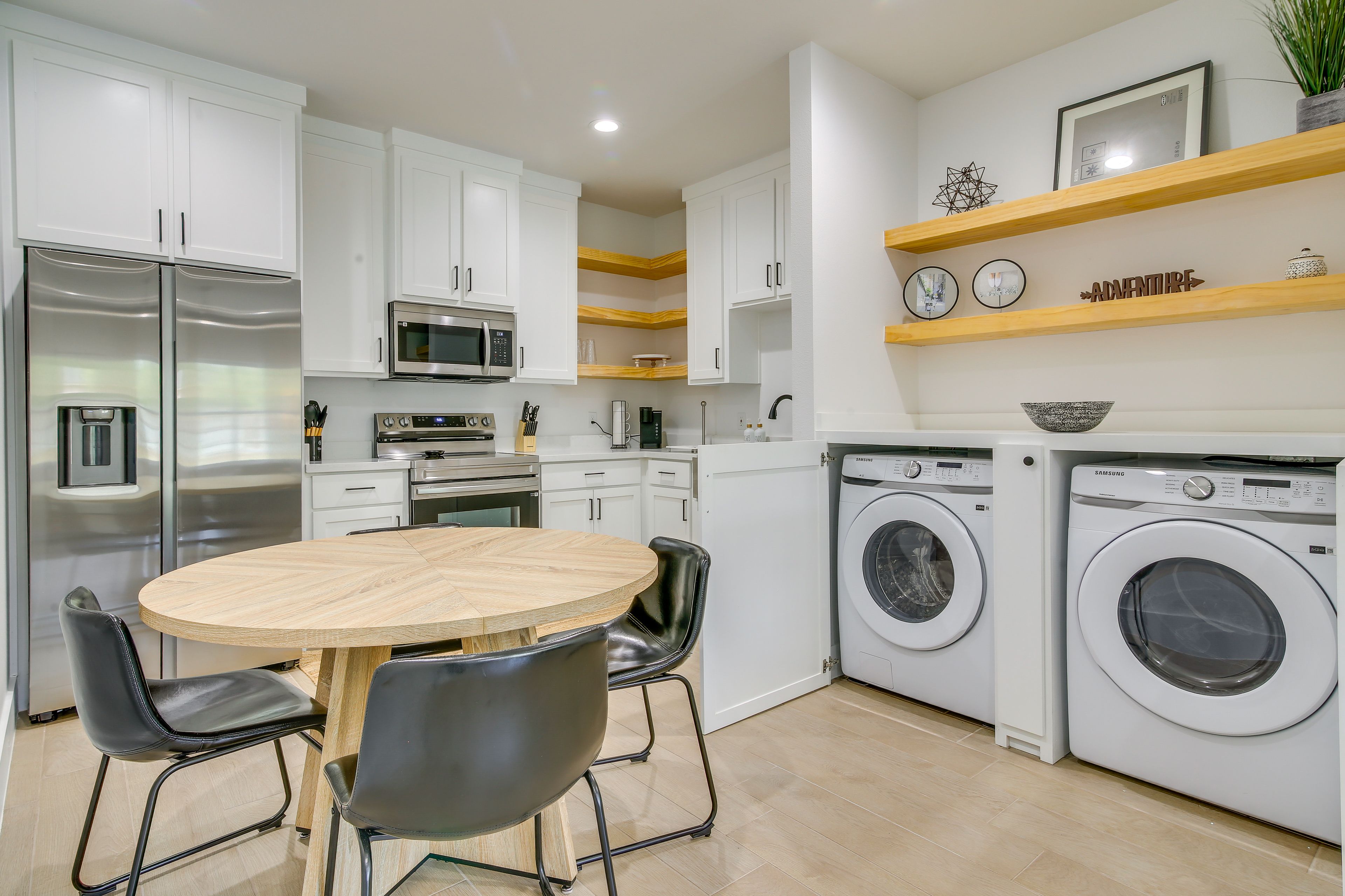 Dining Area | Dishware/Flatware Provided