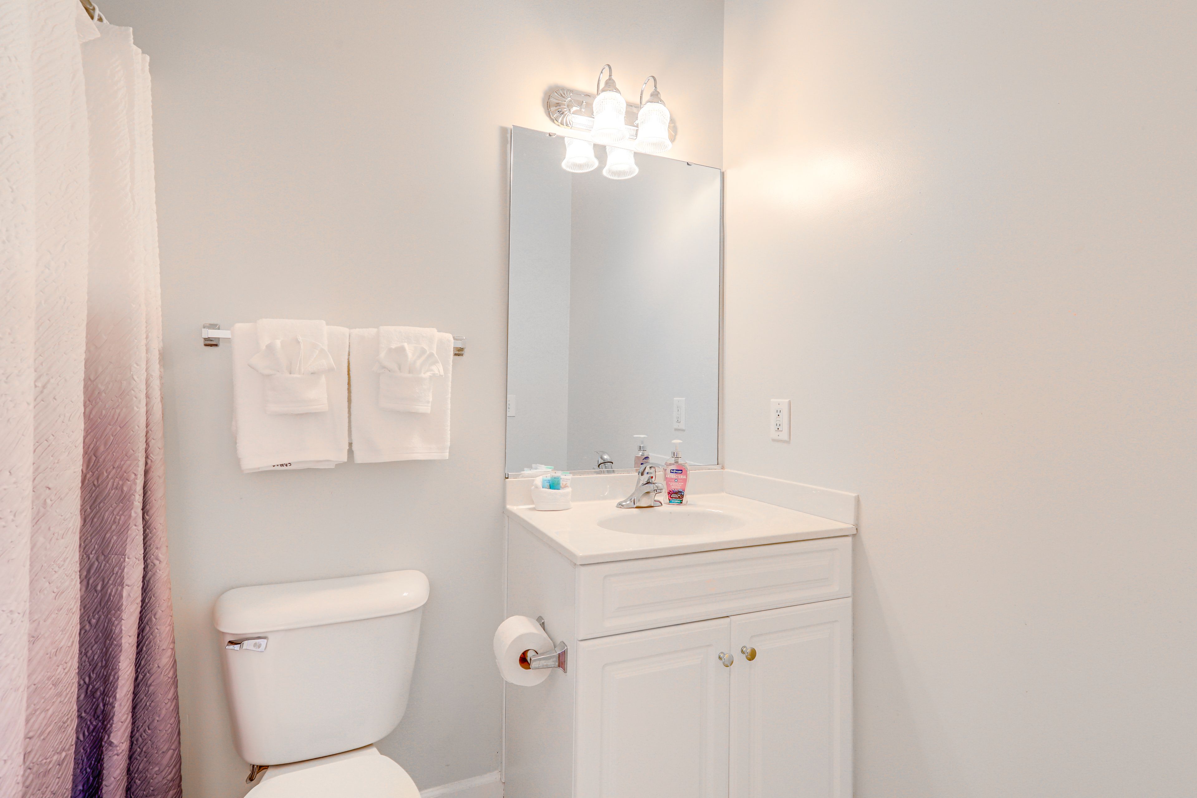 Full Bathroom | Towels Provided