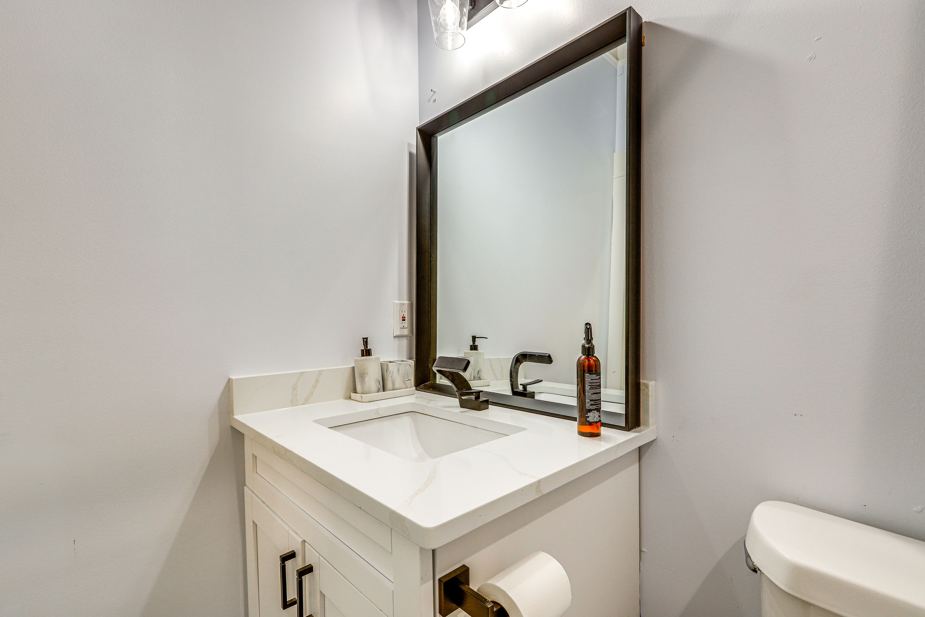 Full Bathroom | Shower/Tub Combo | Complimentary Toiletries | Towels Provided