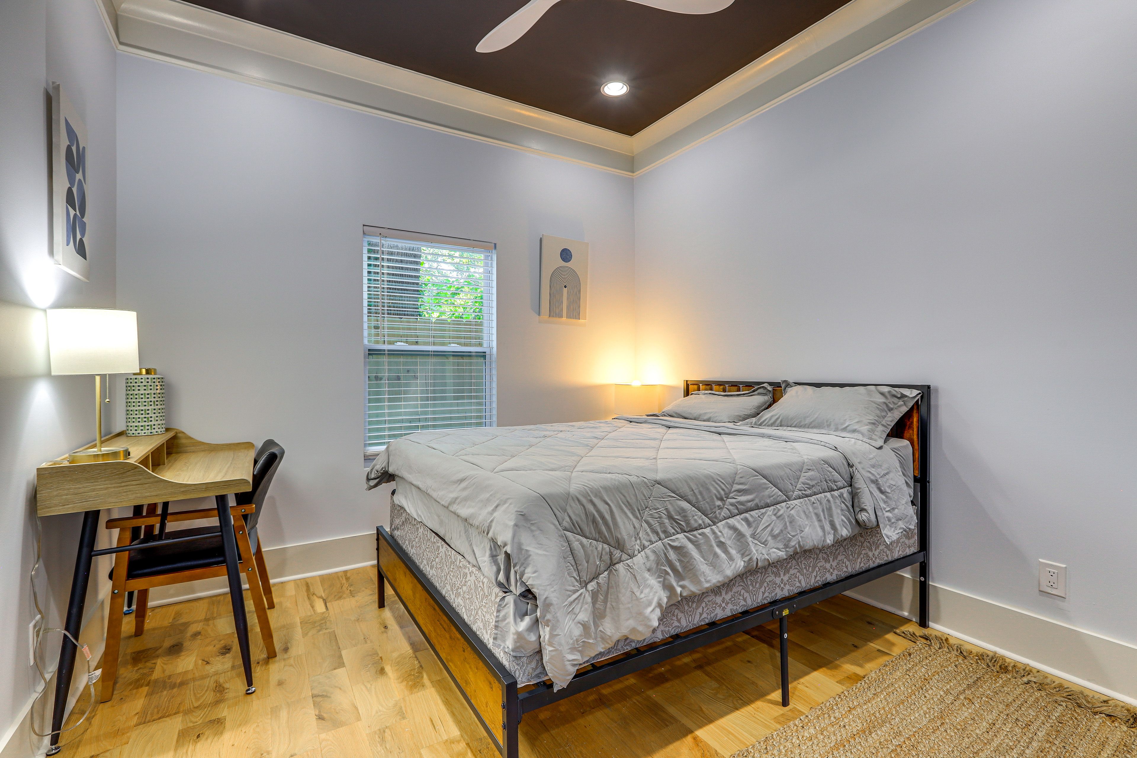 Studio | Queen Bed | Desk | Linens Provided
