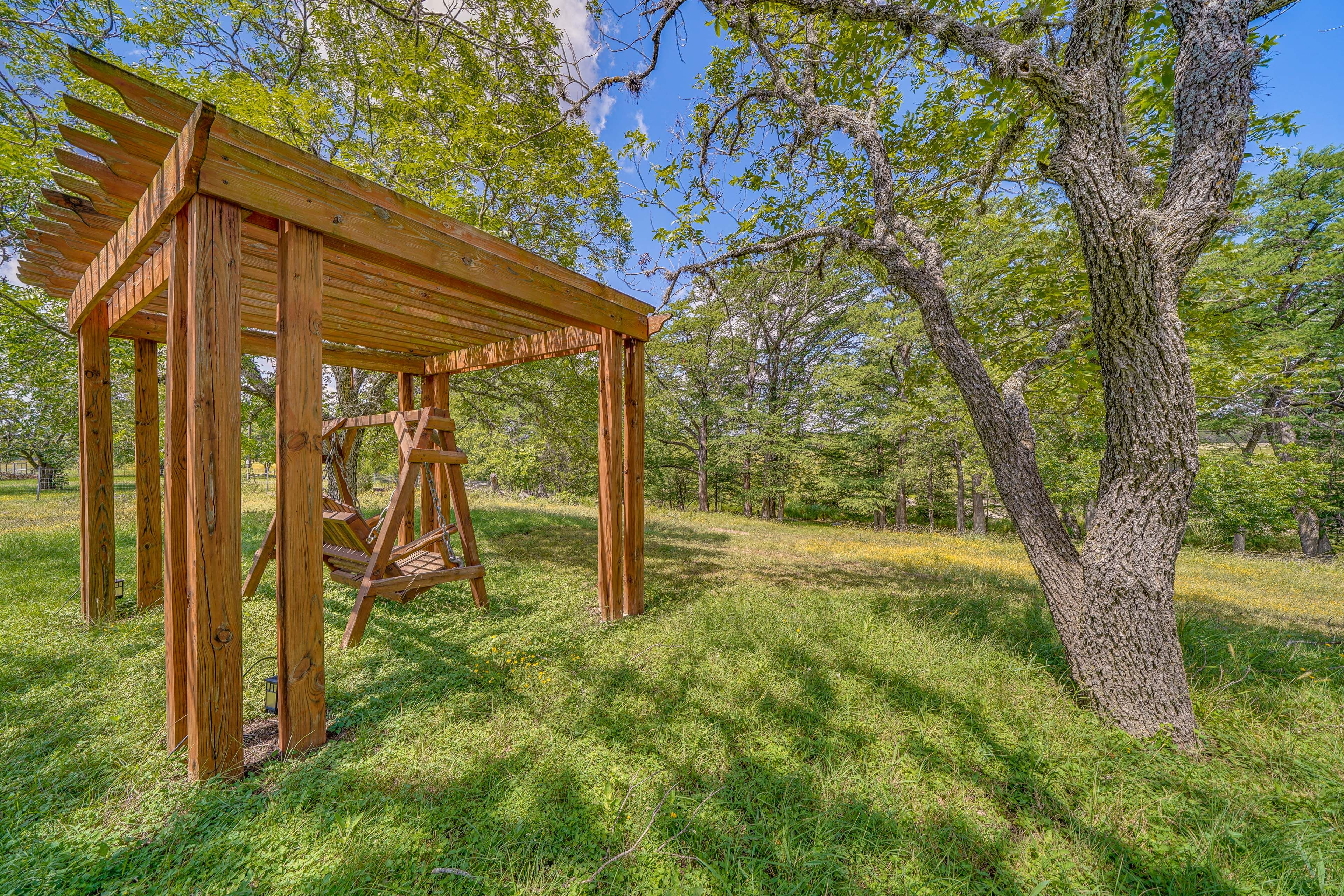 Pergola w/ Swing Seat