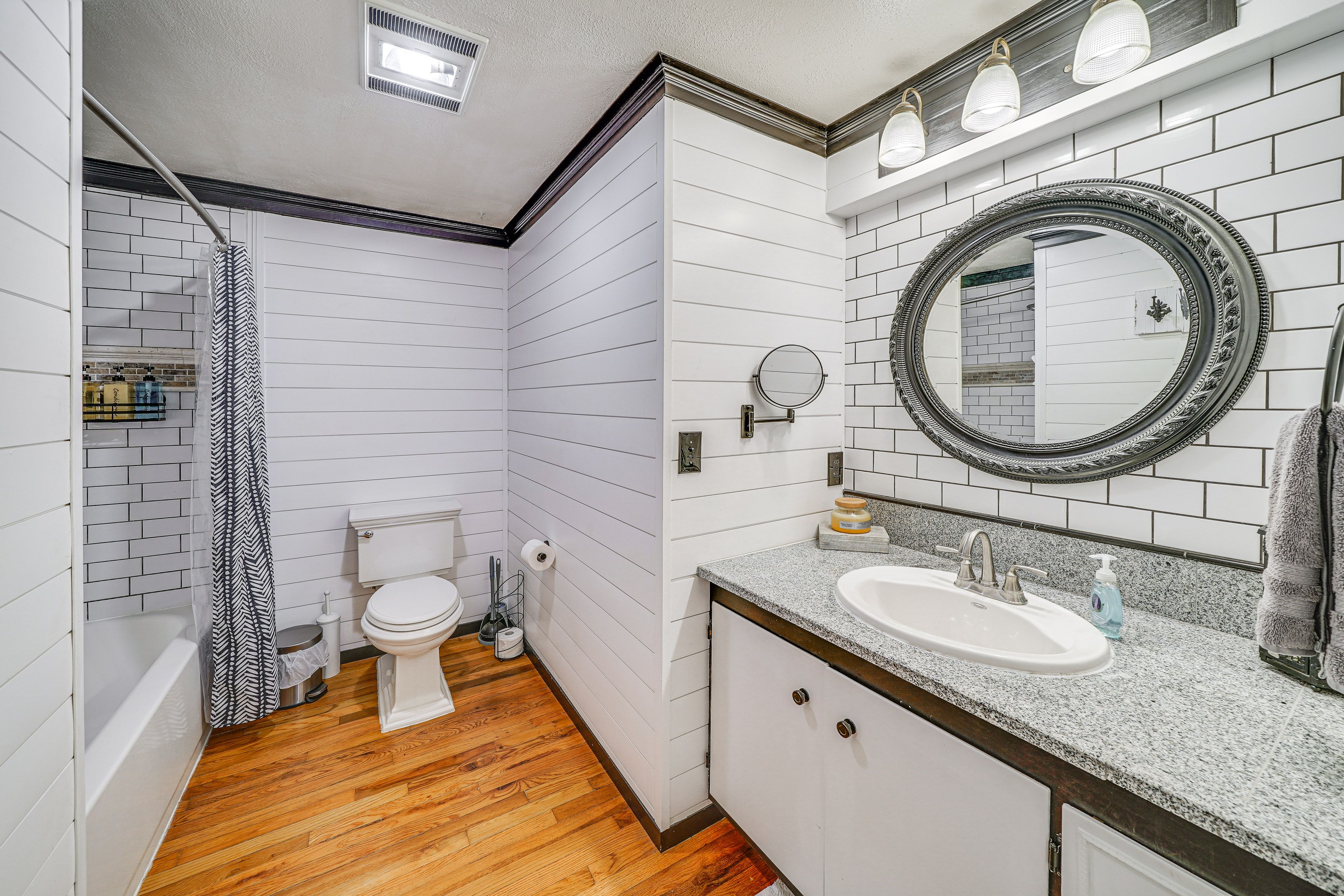 Full Bathroom | Towels Provided | Complimentary Toiletries