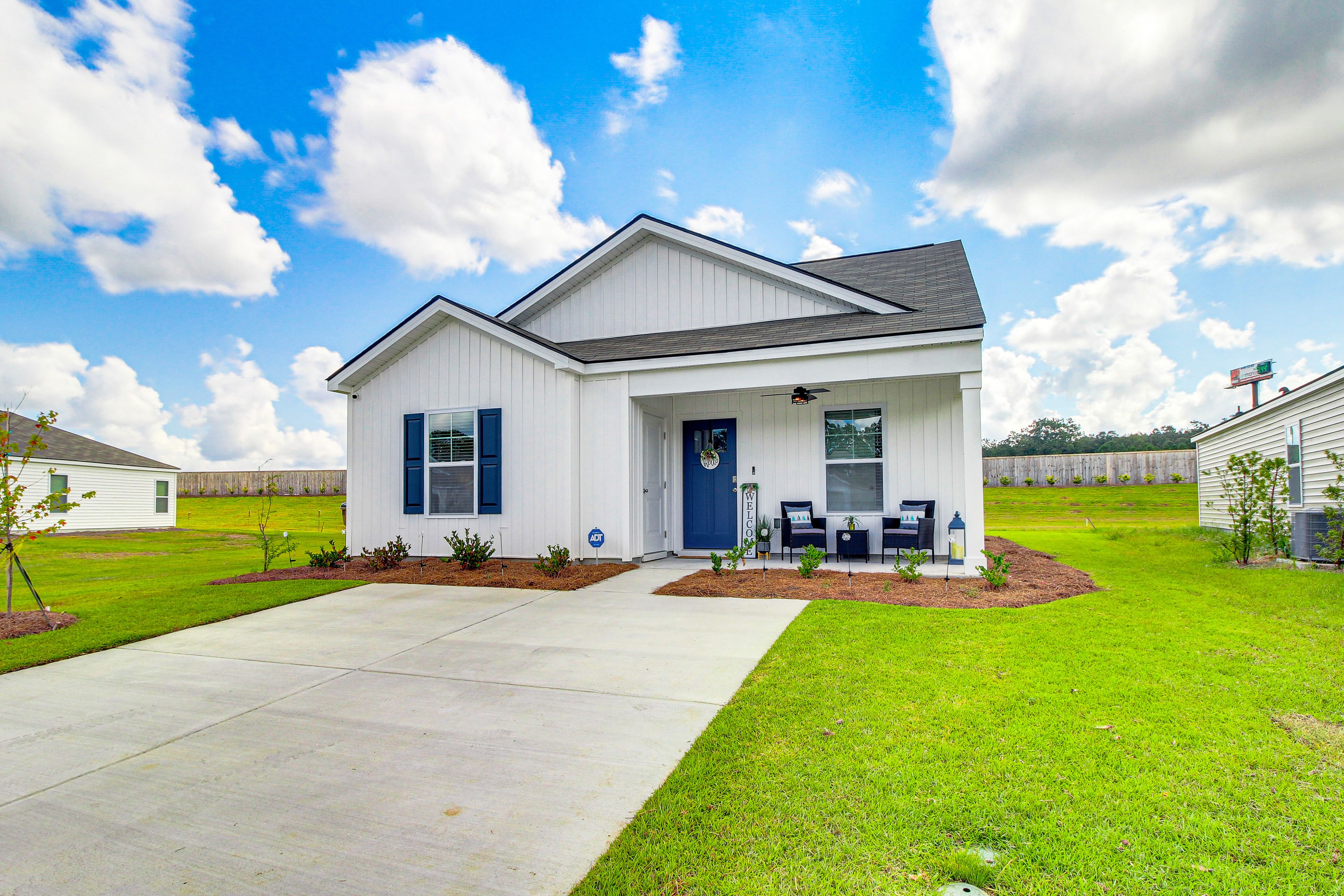 Property Exterior | Driveway (4 Vehicles)
