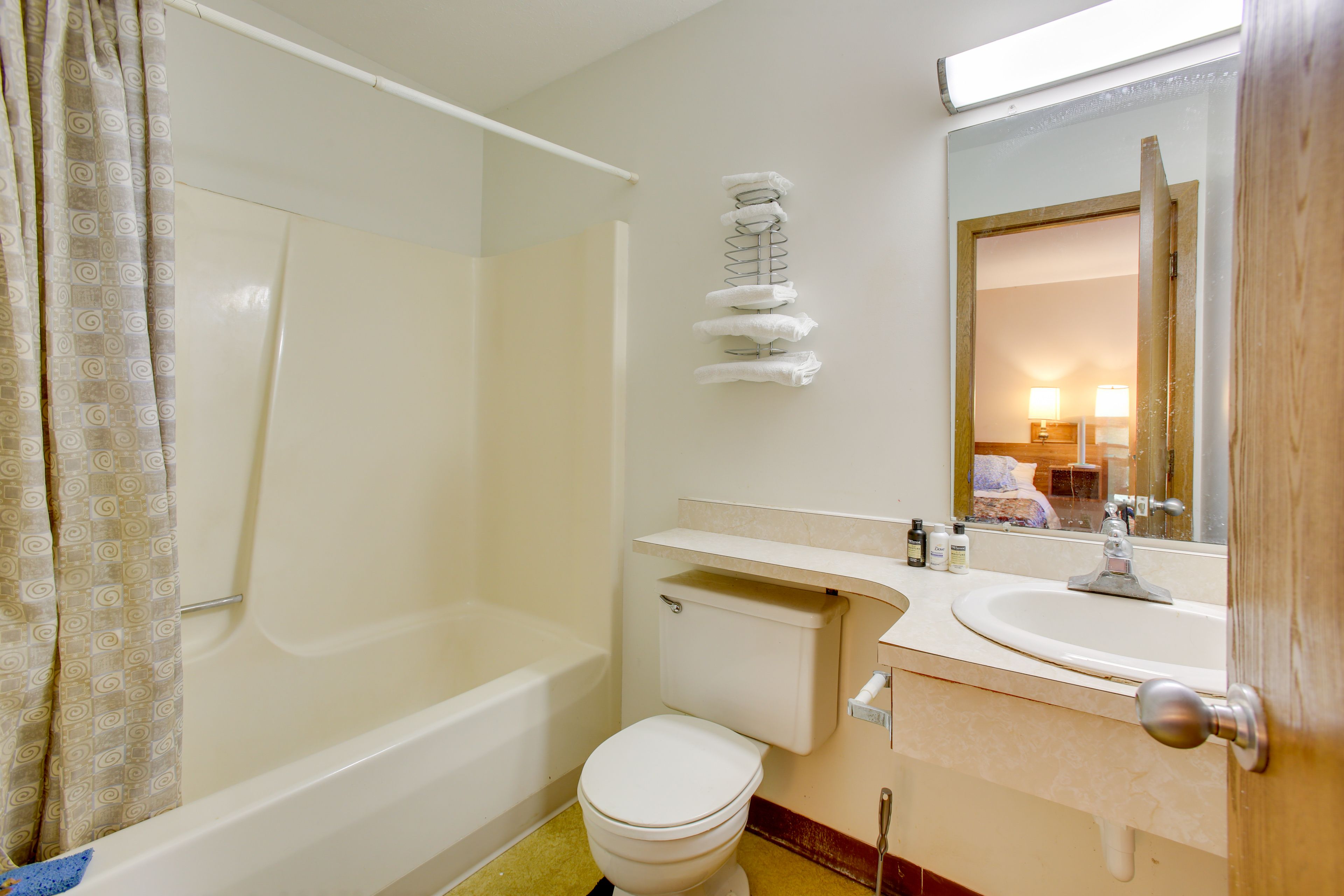 Bathroom | Complimentary Toiletries | Towels Provided