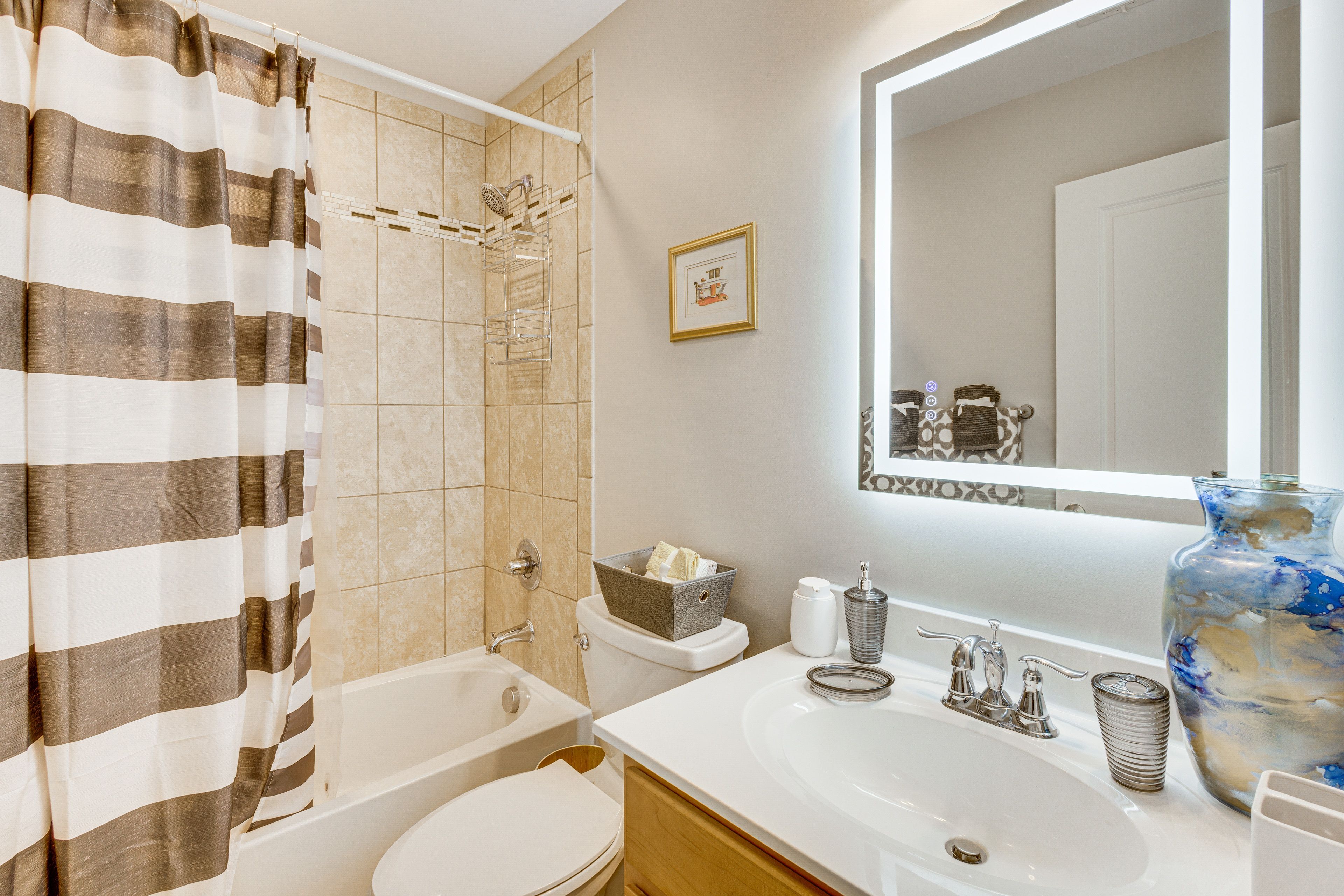 Full Bathroom | Complimentary Toiletries | 2nd Floor