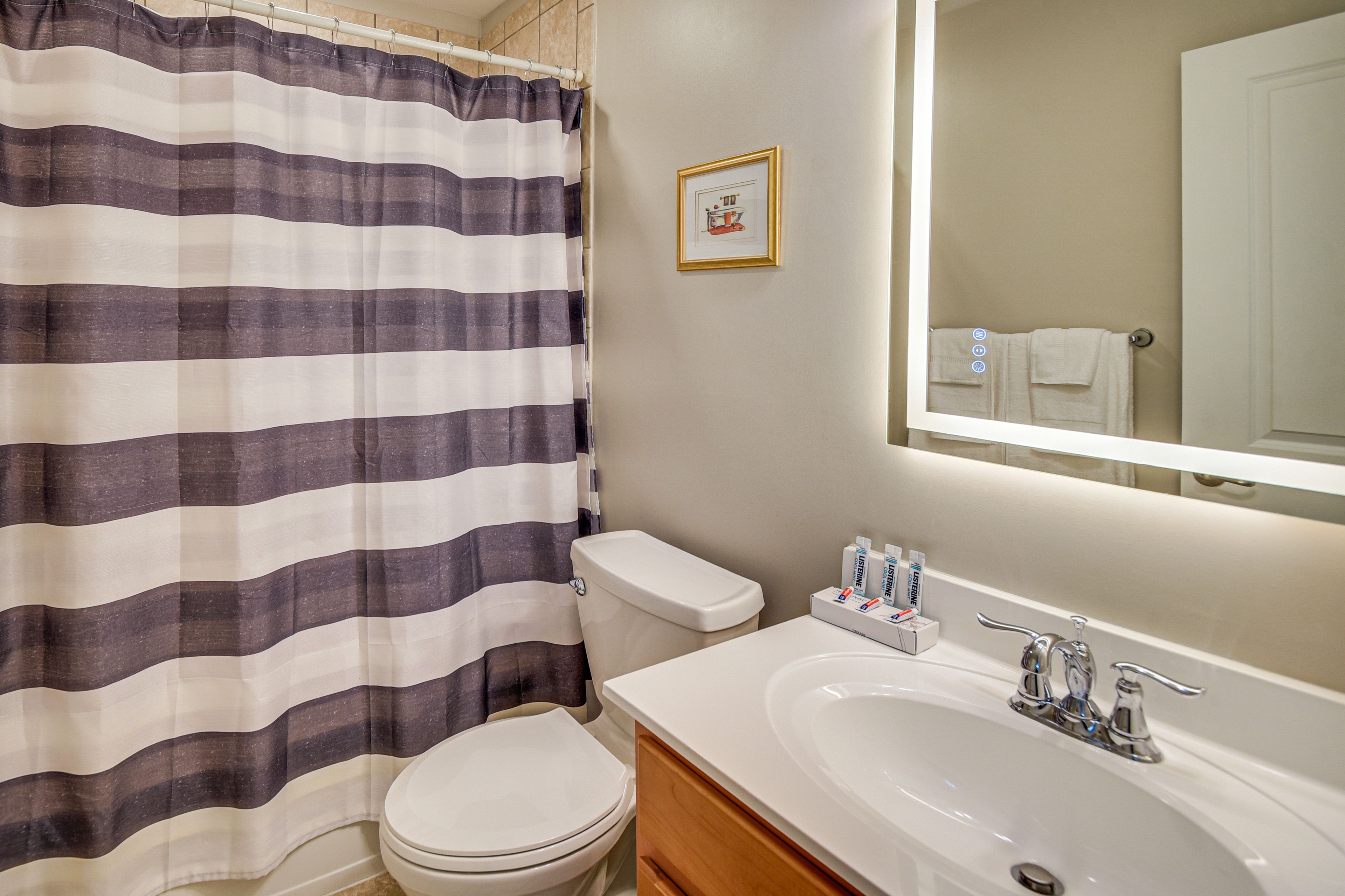 Full Bathroom | Complimentary Toiletries | 2nd Floor