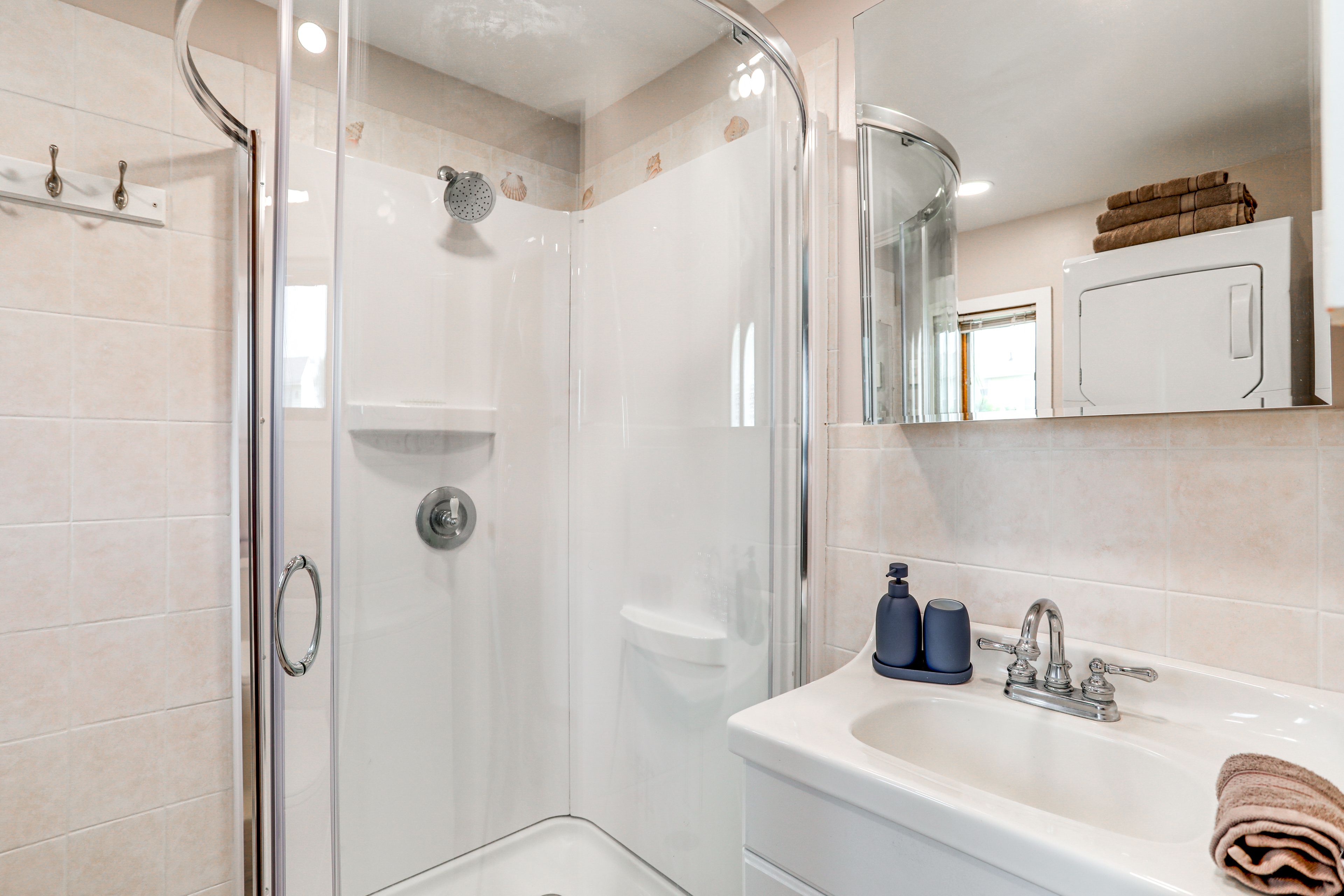 Full Bathroom | 1st Floor | Towels Provided