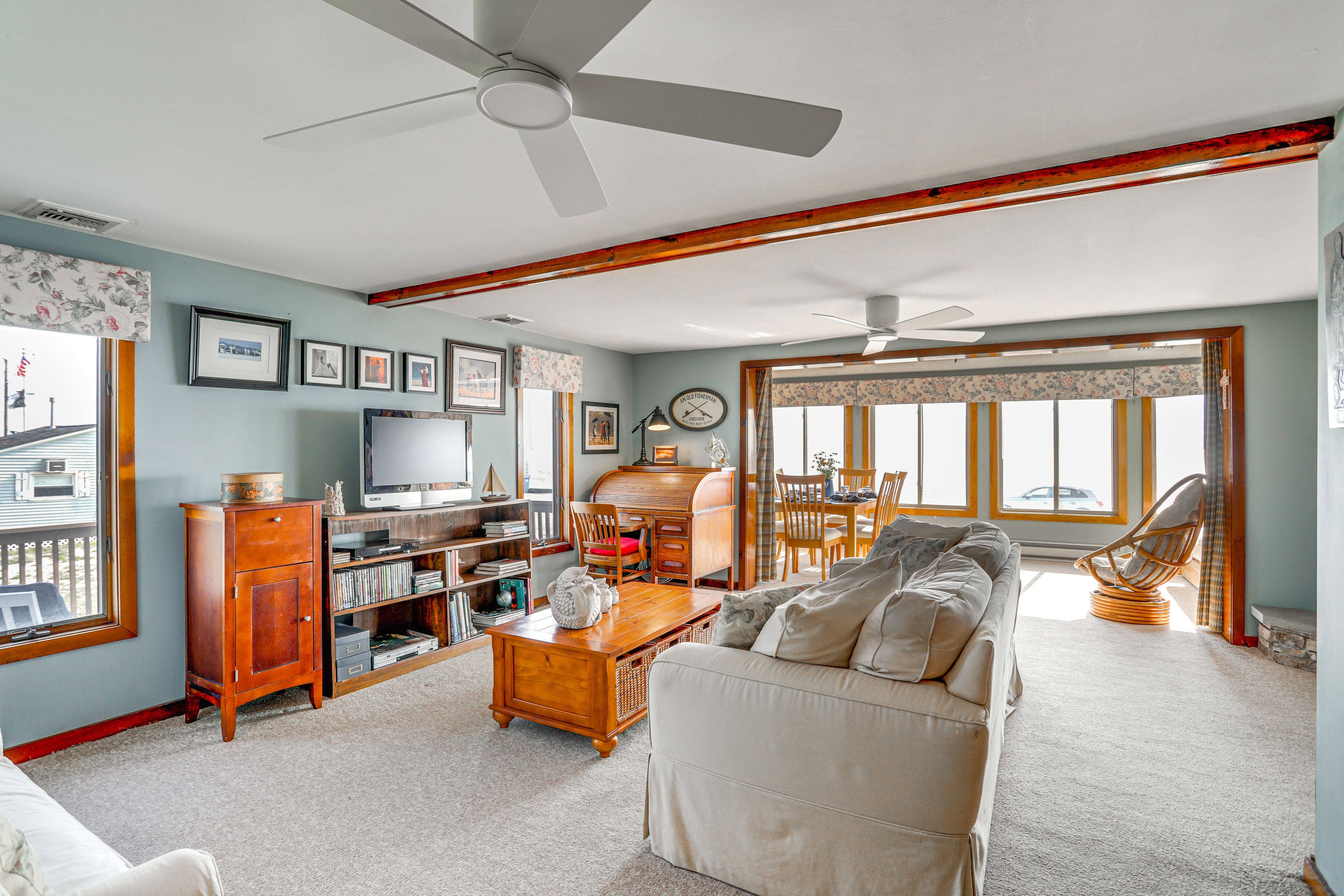 Living Room | 1st Floor | Twin Sleeper Sofa | Gas Fireplace | Free WiFi