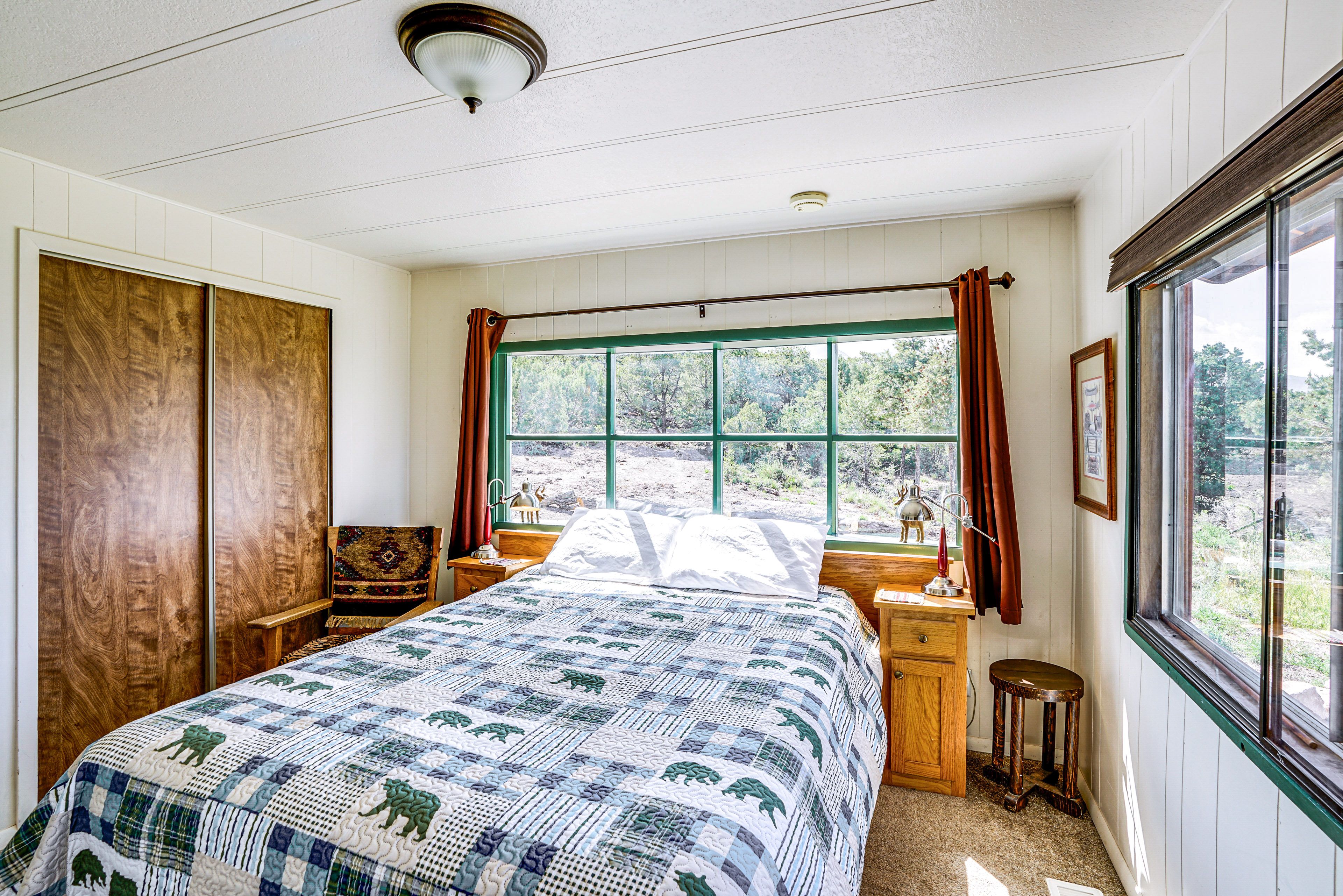 Bedroom Suite 2 | Queen Bed