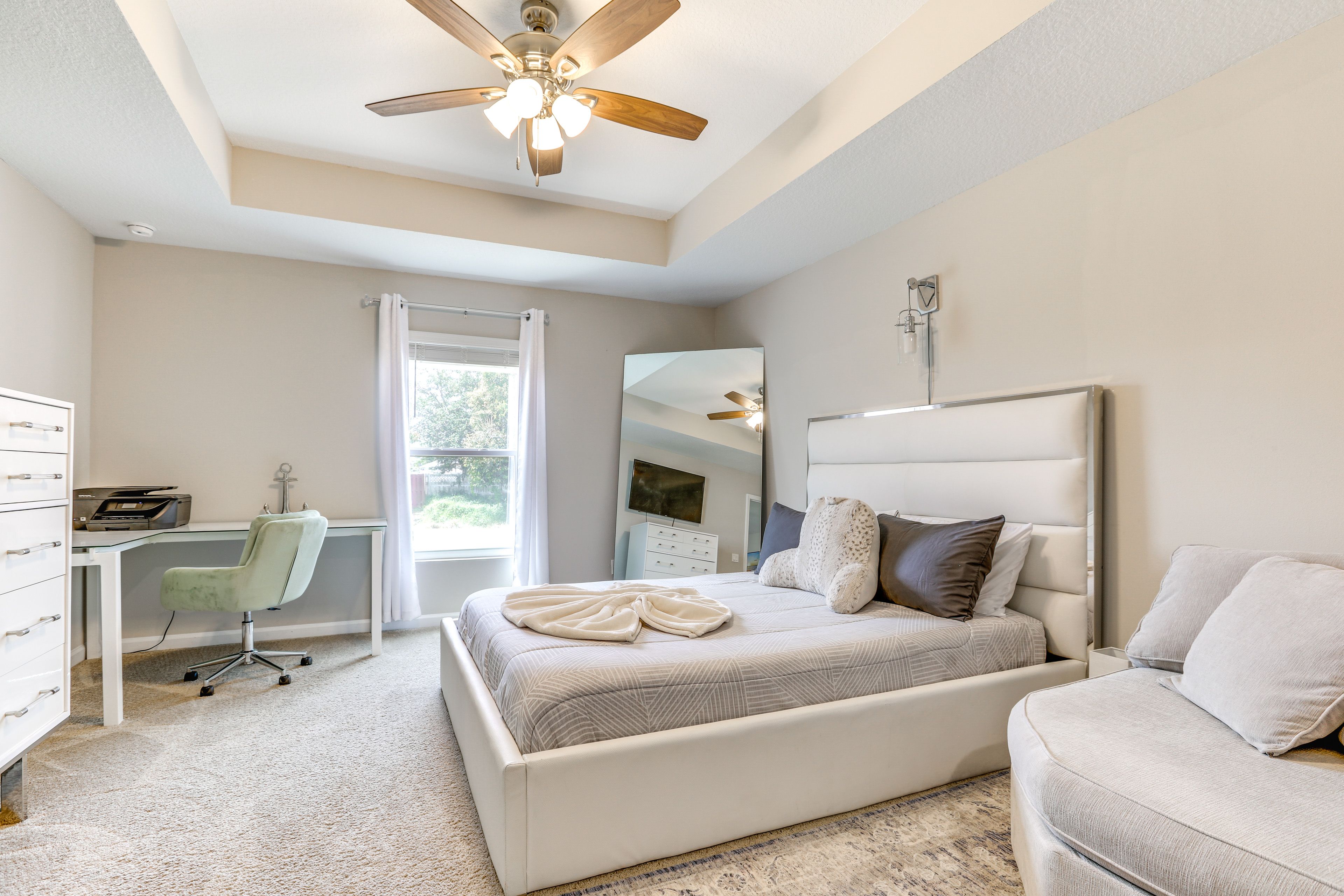 Bedroom 1 | Queen Bed | Desk
