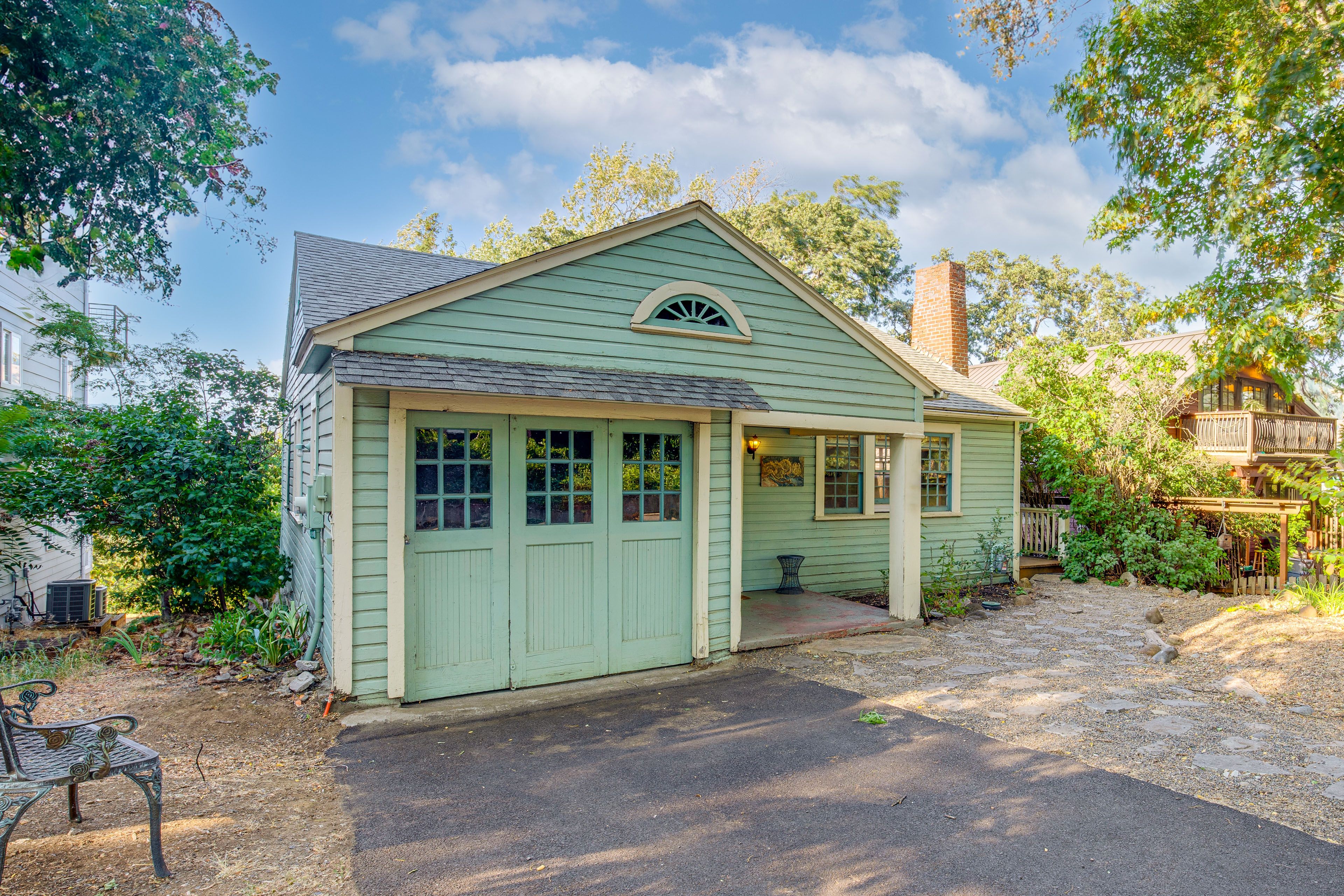 Hood River Vacation Rental | 2BR | 1BA | 1 Step to Enter | 883 Sq Ft