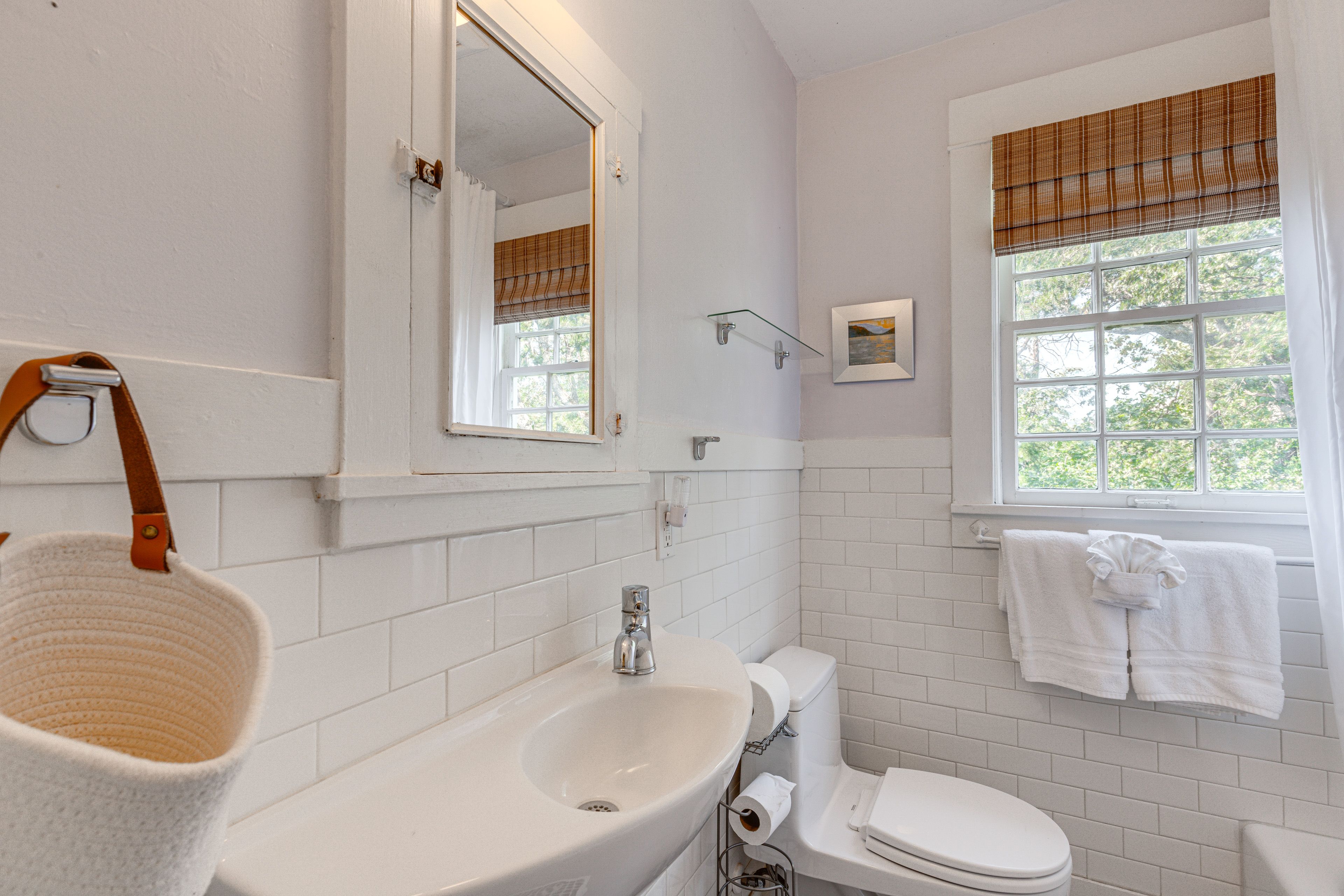 Full Bathroom | Towels Provided