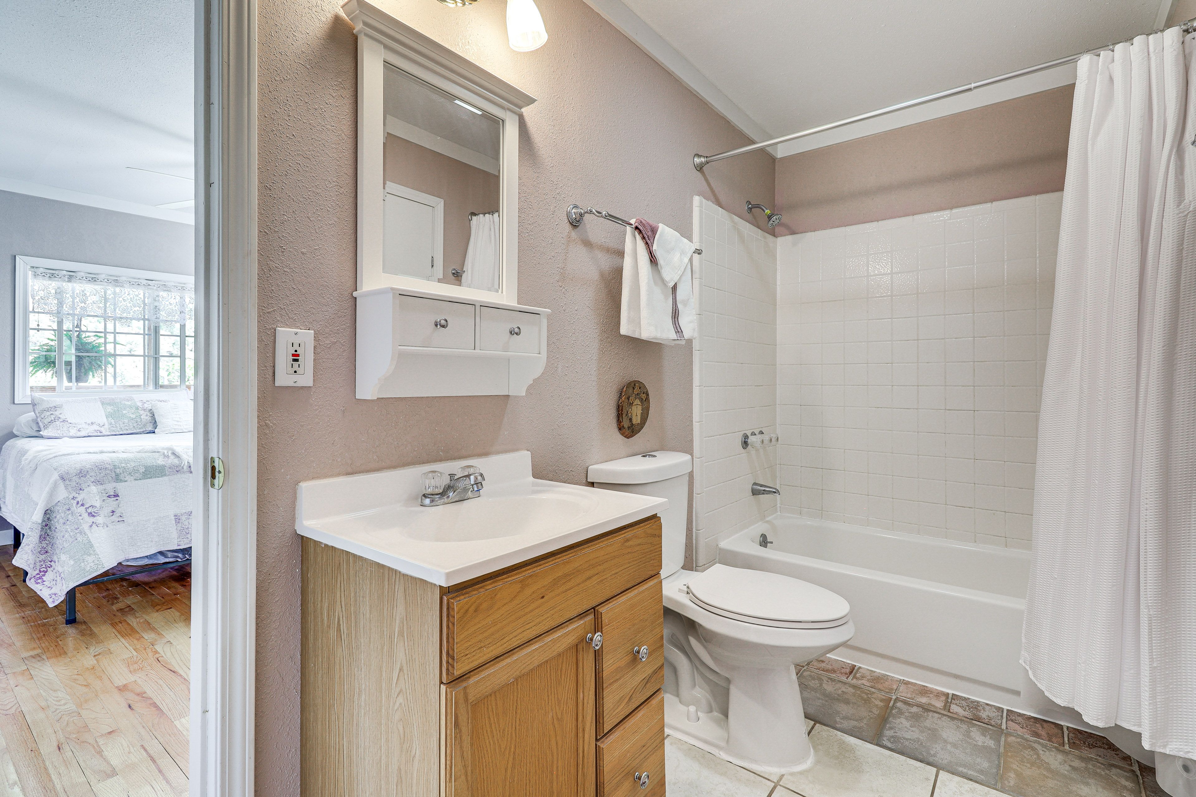 Full Bathroom | Complimentary Toiletries