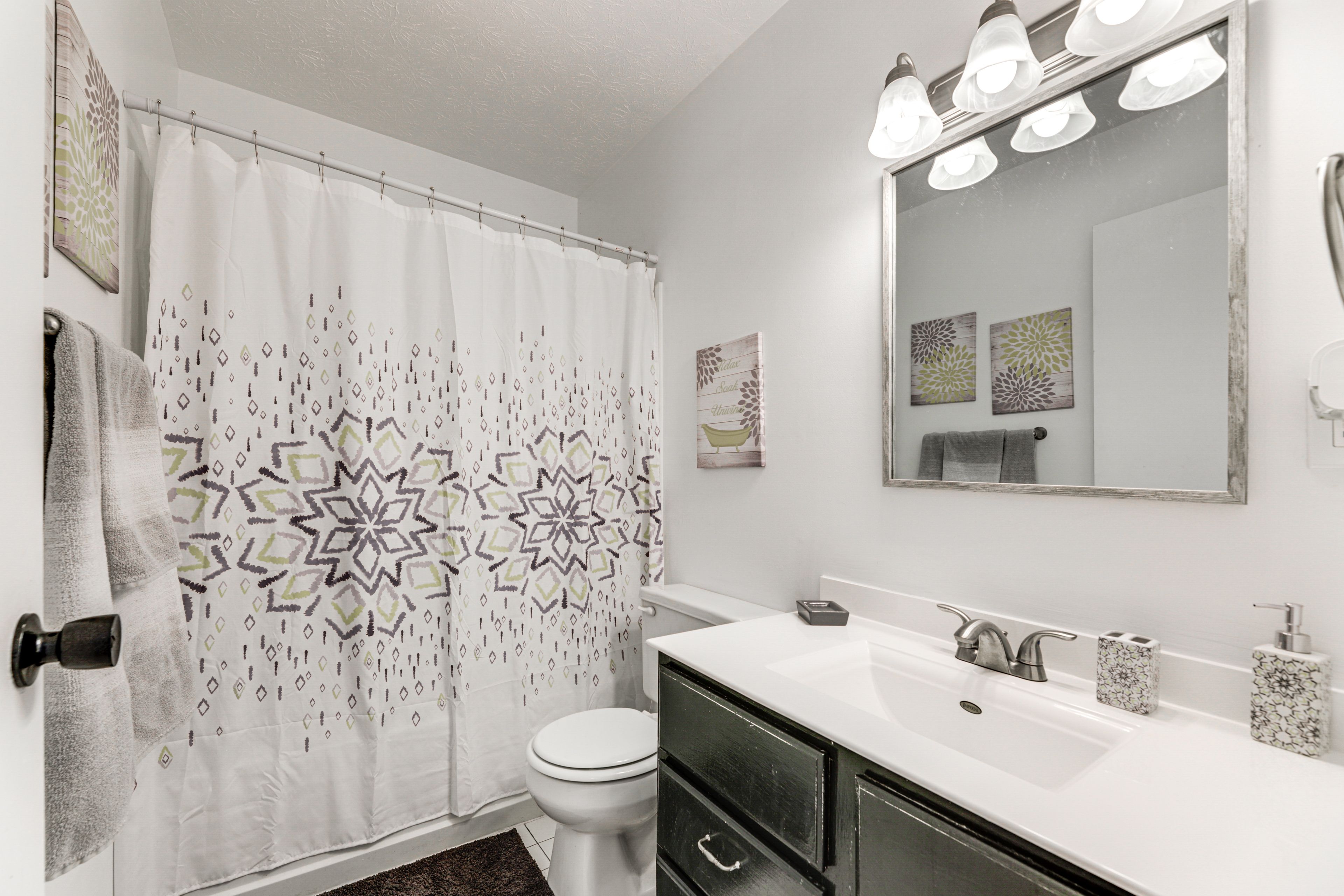 Full Bathroom | Towels Provided | Complimentary Toiletries